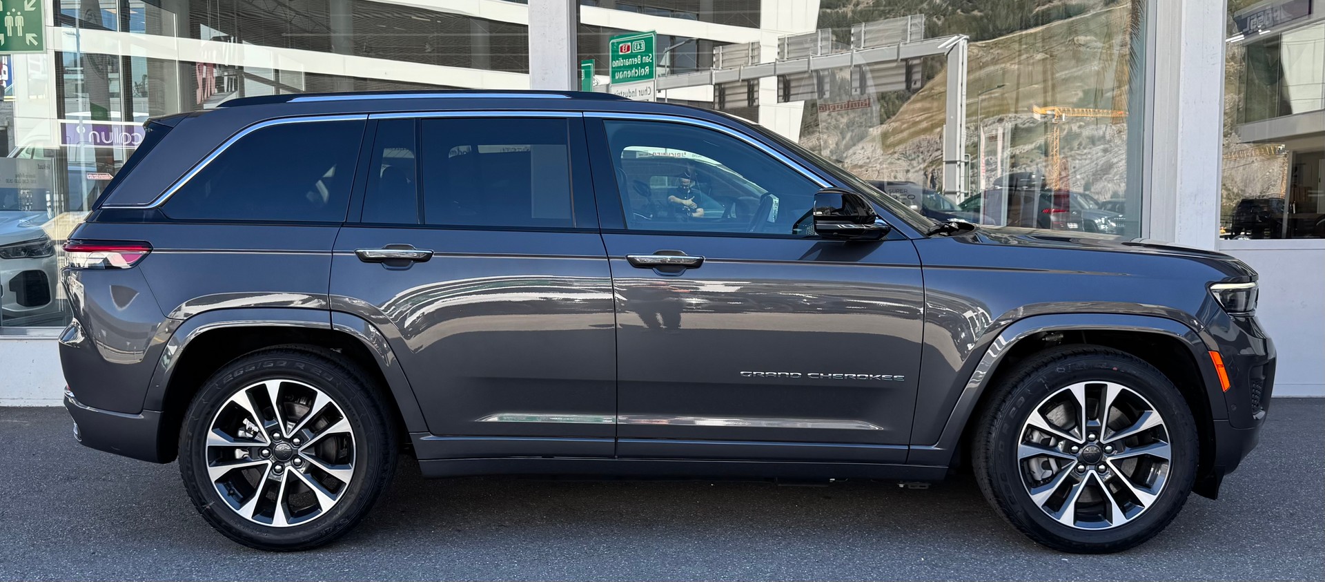 JEEP Grand Cherokee 2.0 Plug-in-Hybrid Overland 4xe-showroom-element-1