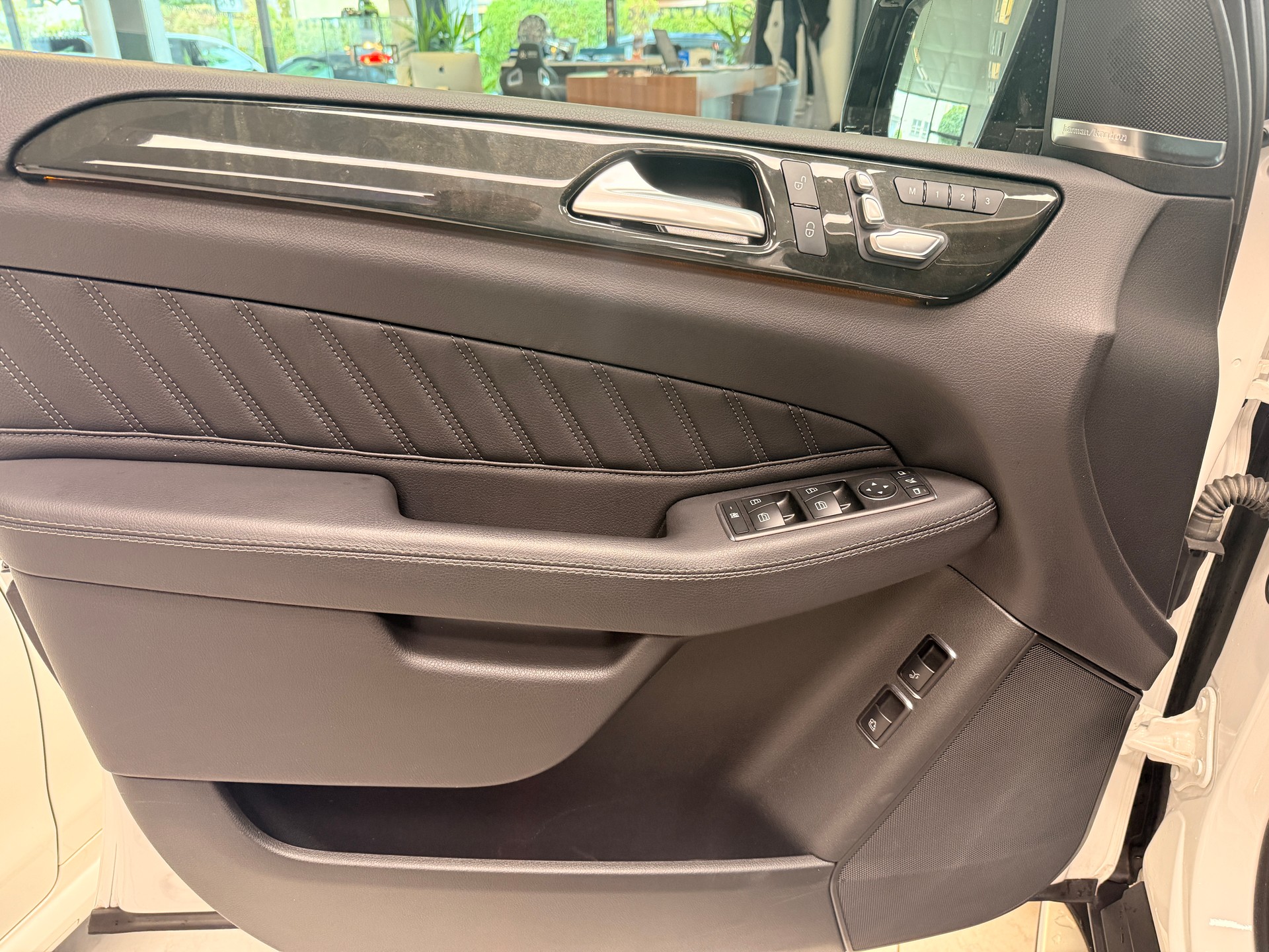 MERCEDES-BENZ GLE 350 d AMG-Line-image-5