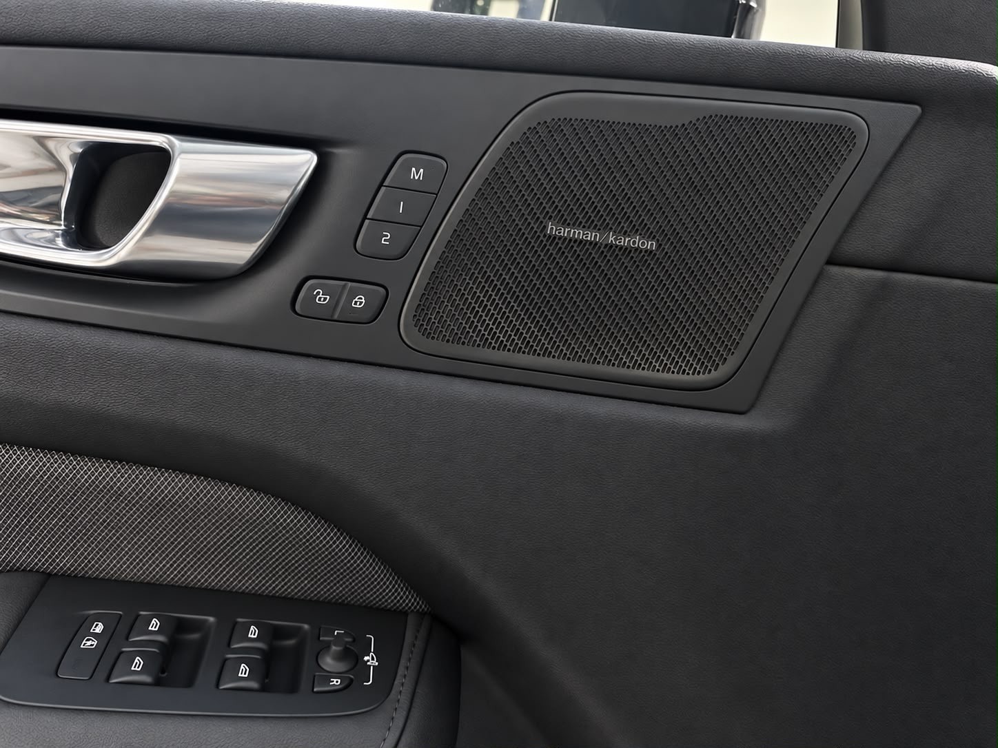 VOLVO XC60 B5 Benzin Mild Hybrid AWD Black Edition PLUS Geartronic-image-14