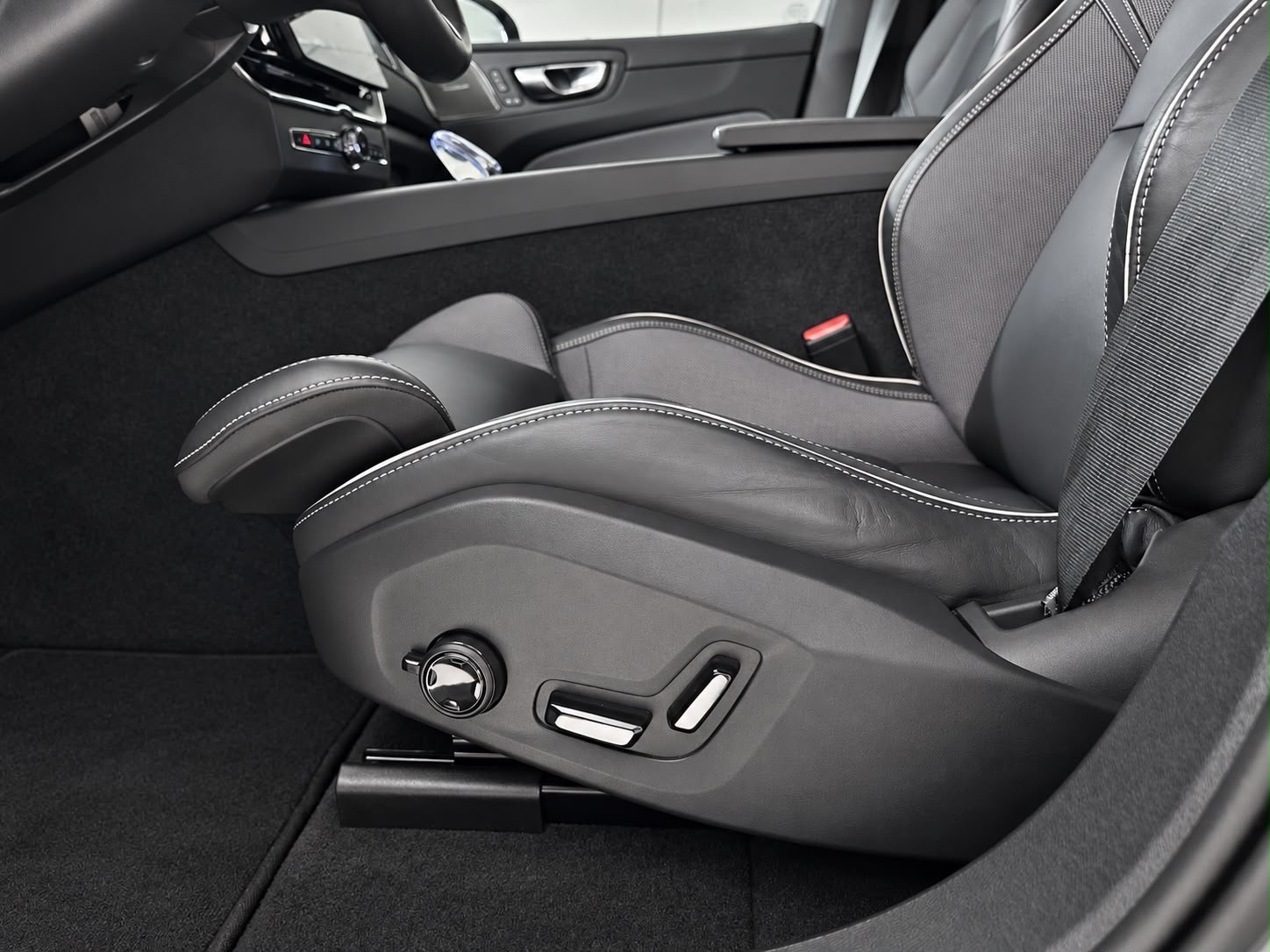 VOLVO XC60 B5 Benzin Mild Hybrid AWD Black Edition PLUS Geartronic-image-6