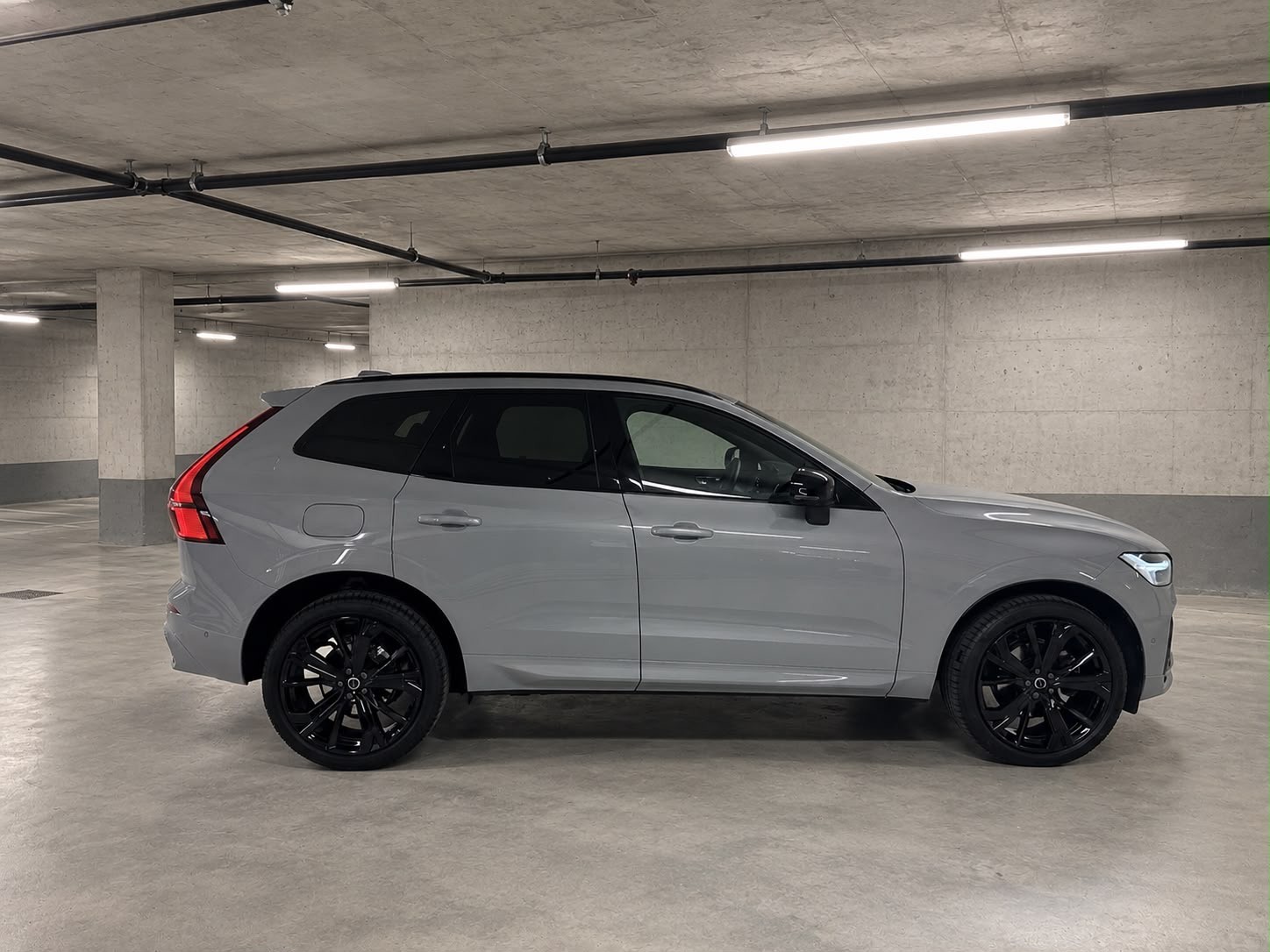VOLVO XC60 B5 Benzin Mild Hybrid AWD Black Edition PLUS Geartronic-image-4