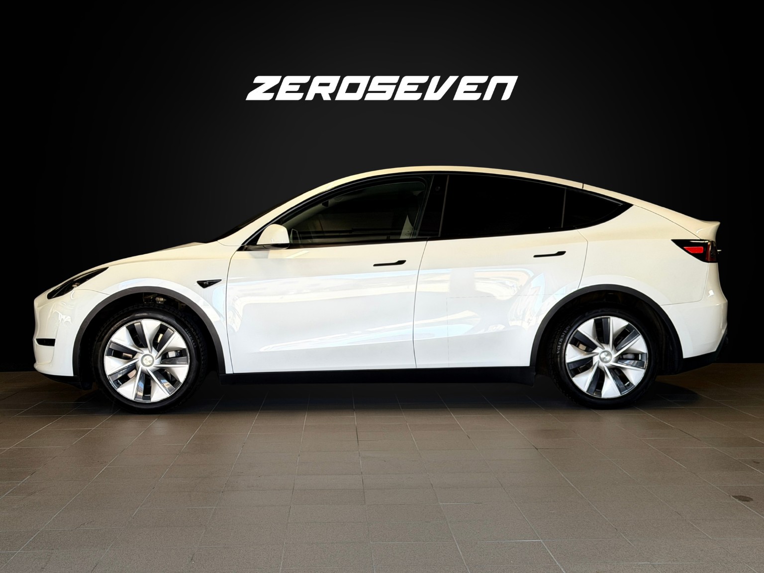 TESLA Model Y RWD-showroom-element-2
