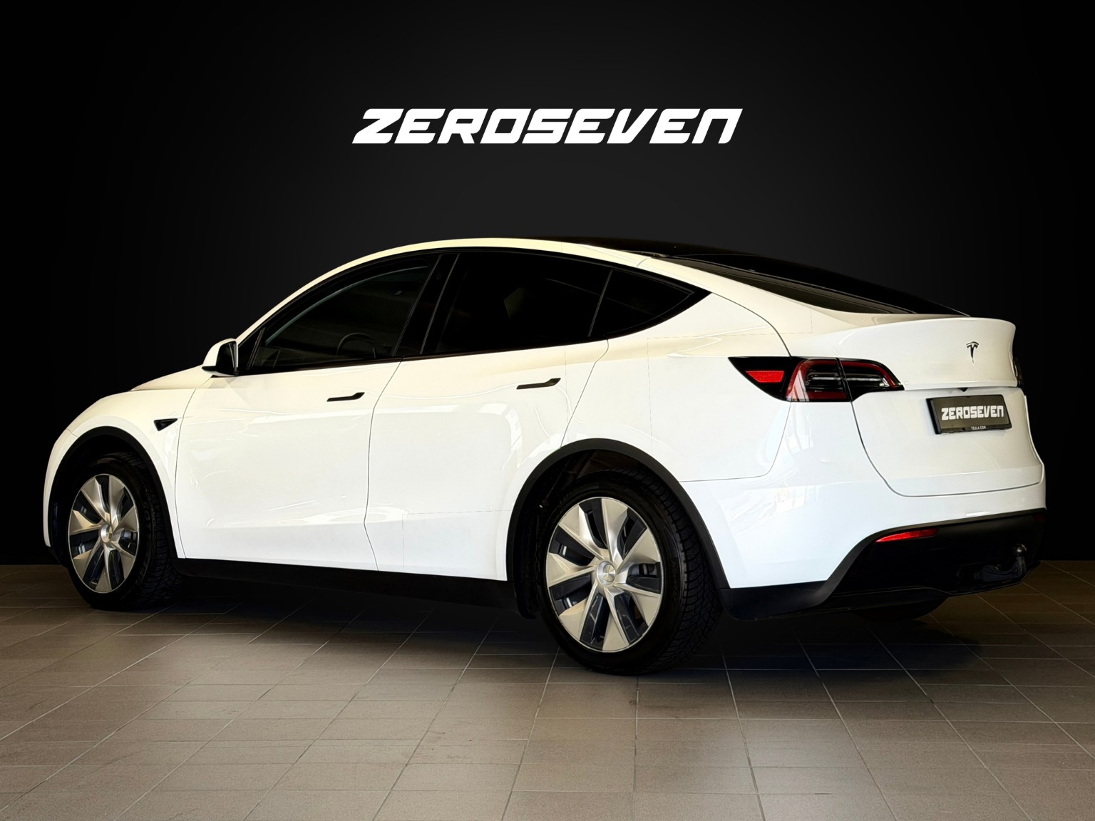 TESLA Model Y RWD-showroom-element-3
