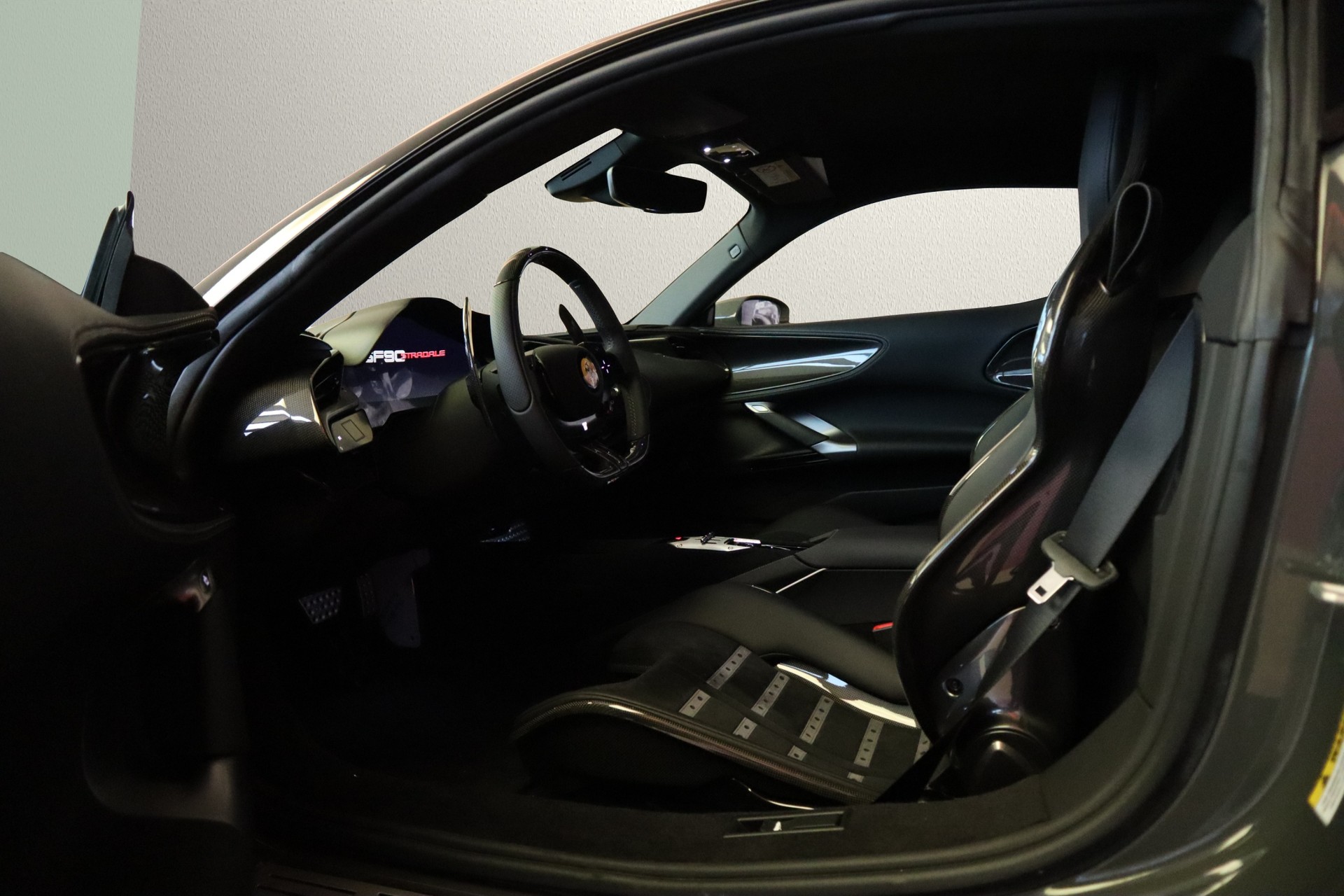 FERRARI SF90 Stradale-showroom-element-3
