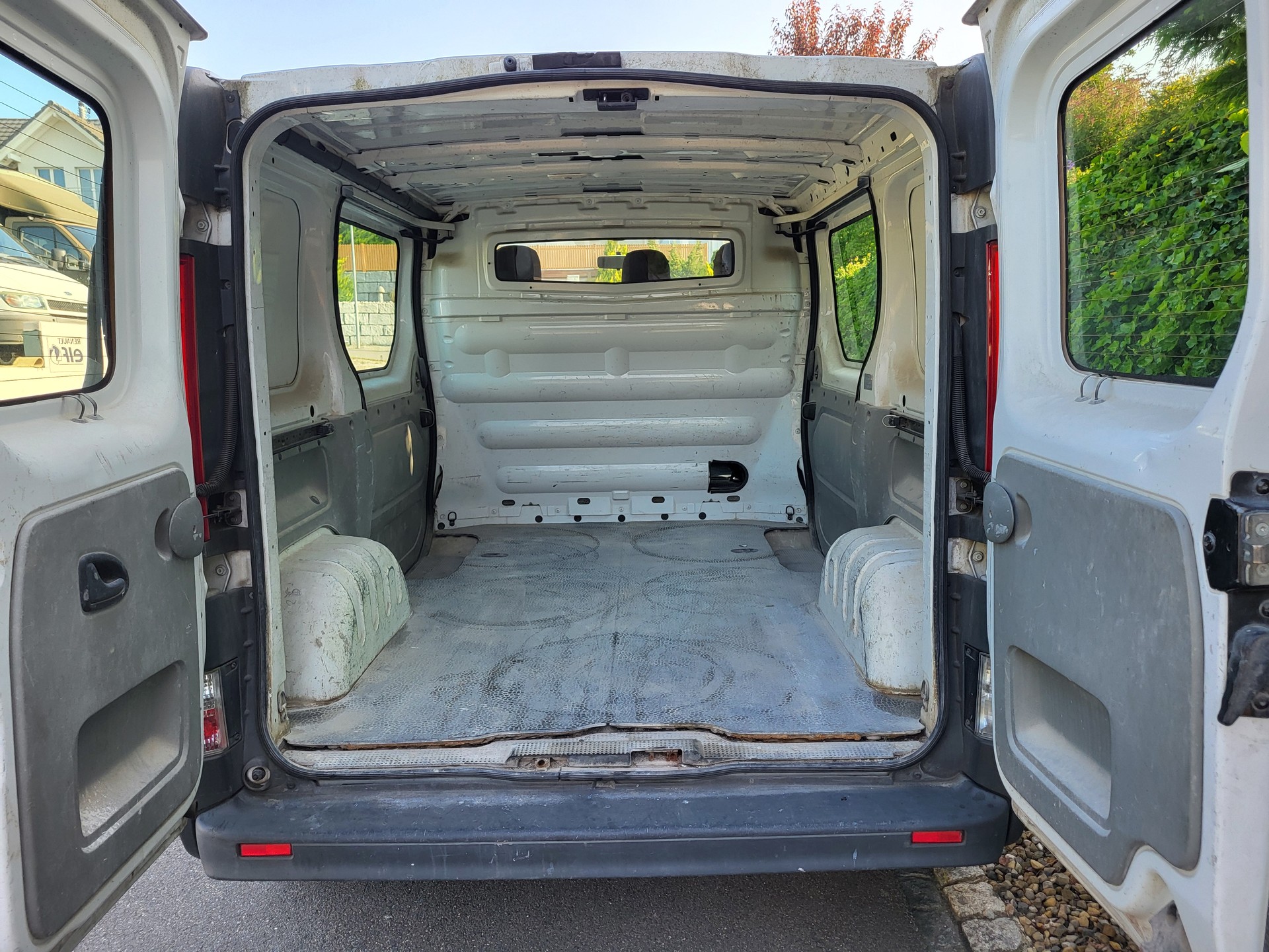 RENAULT Trafic 2.0 dCi 90 2.7t L1H1-image-2