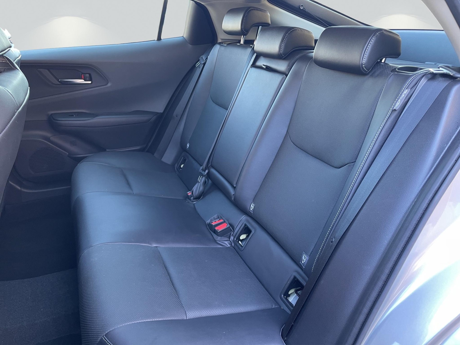TOYOTA Prius 2.0 Plug-In-Hybrid Premium-image-12