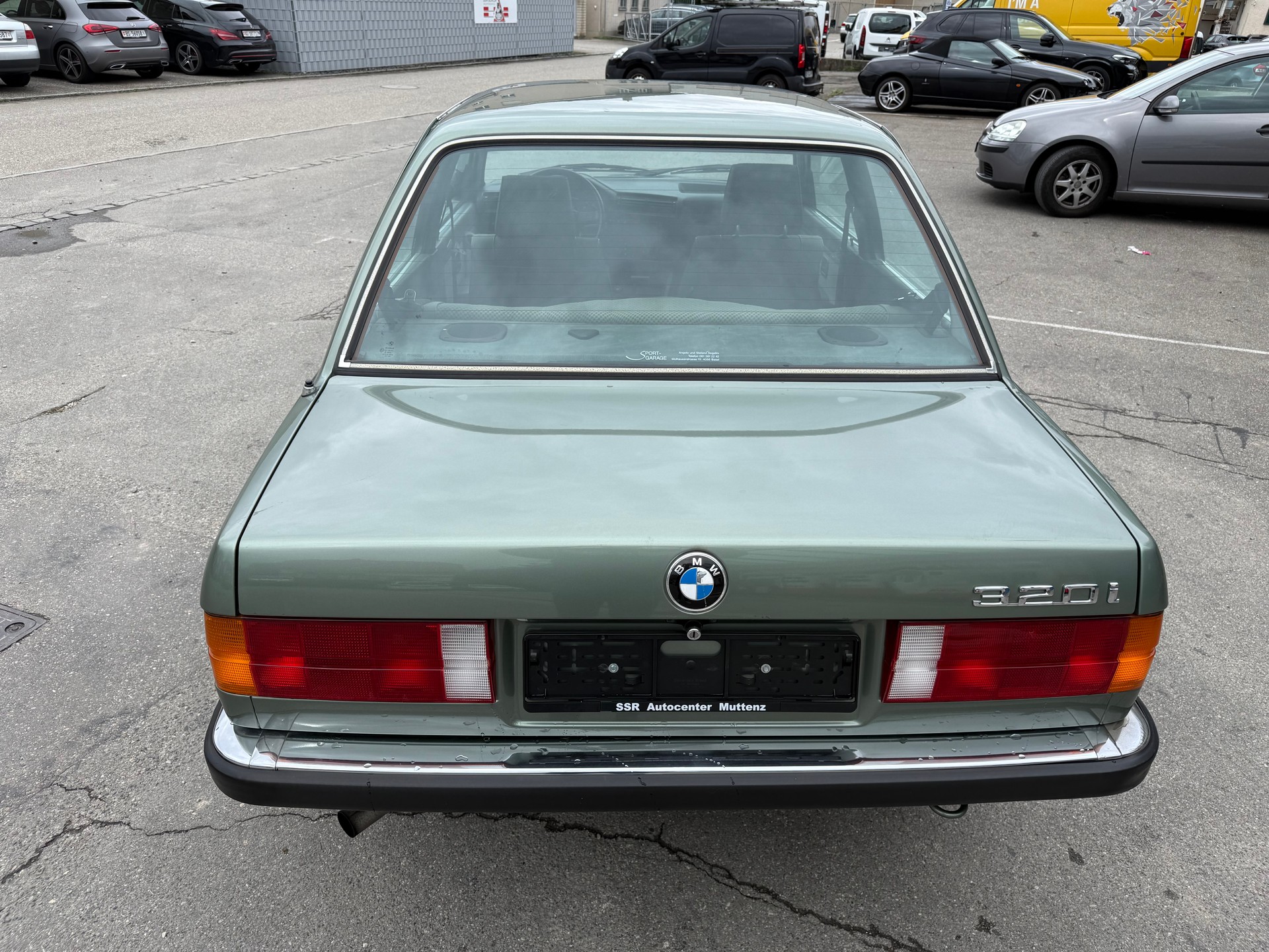 BMW 320i-image-5