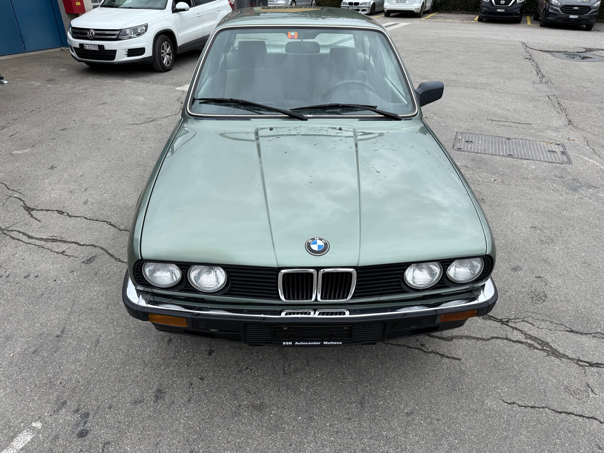 BMW 320i-image-2
