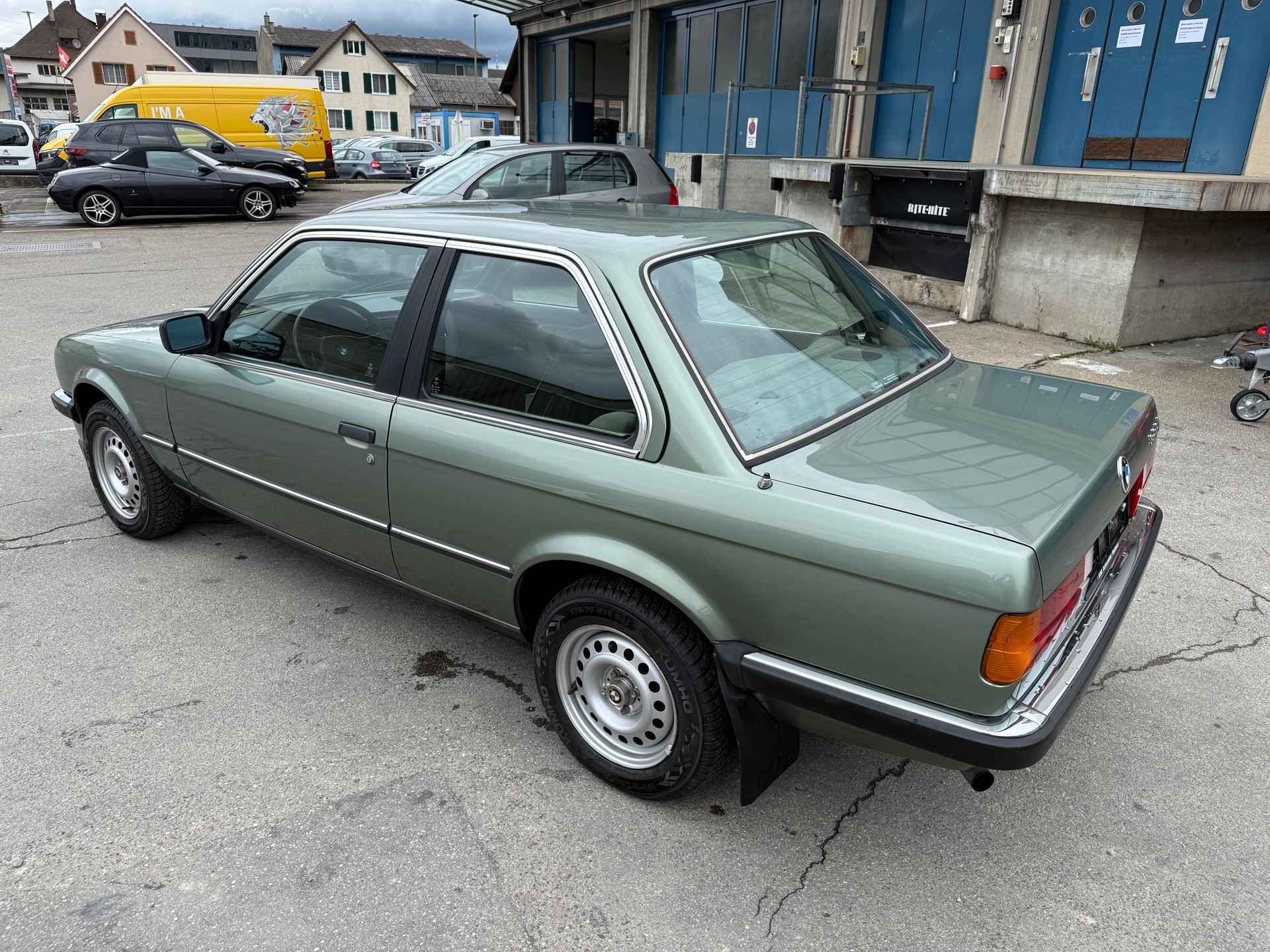 BMW 320i-image-3