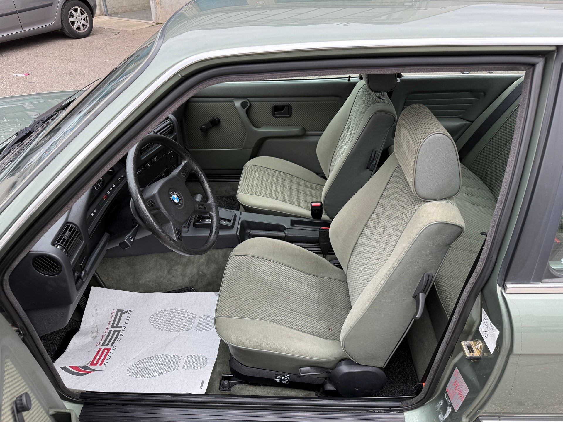 BMW 320i-image-6