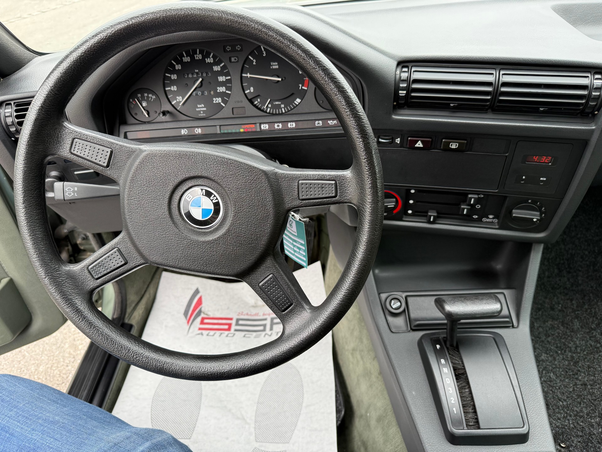 BMW 320i-image-8