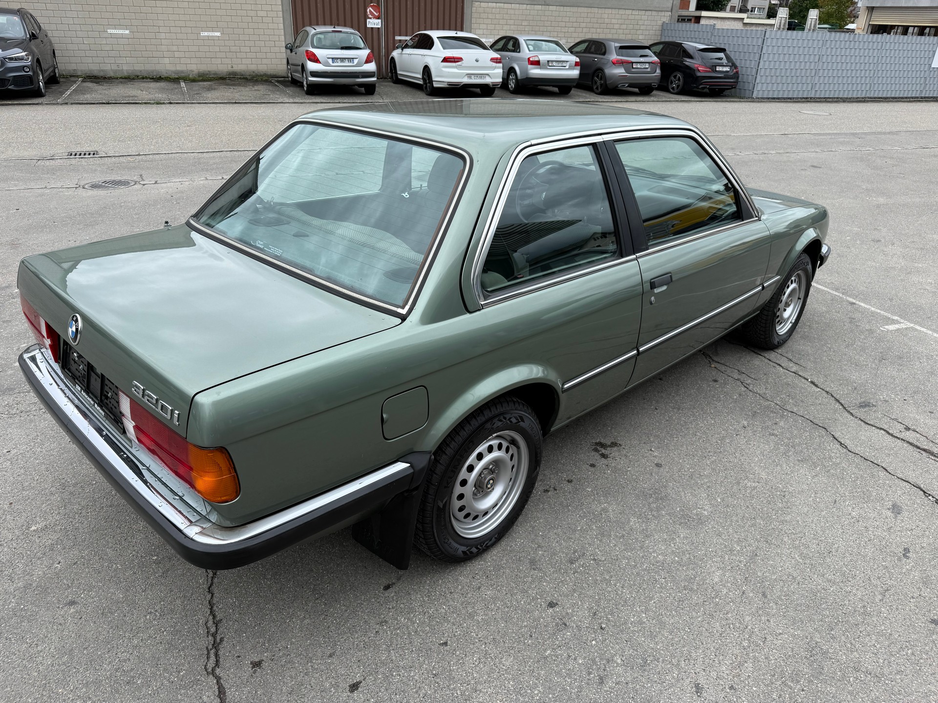 BMW 320i-image-4