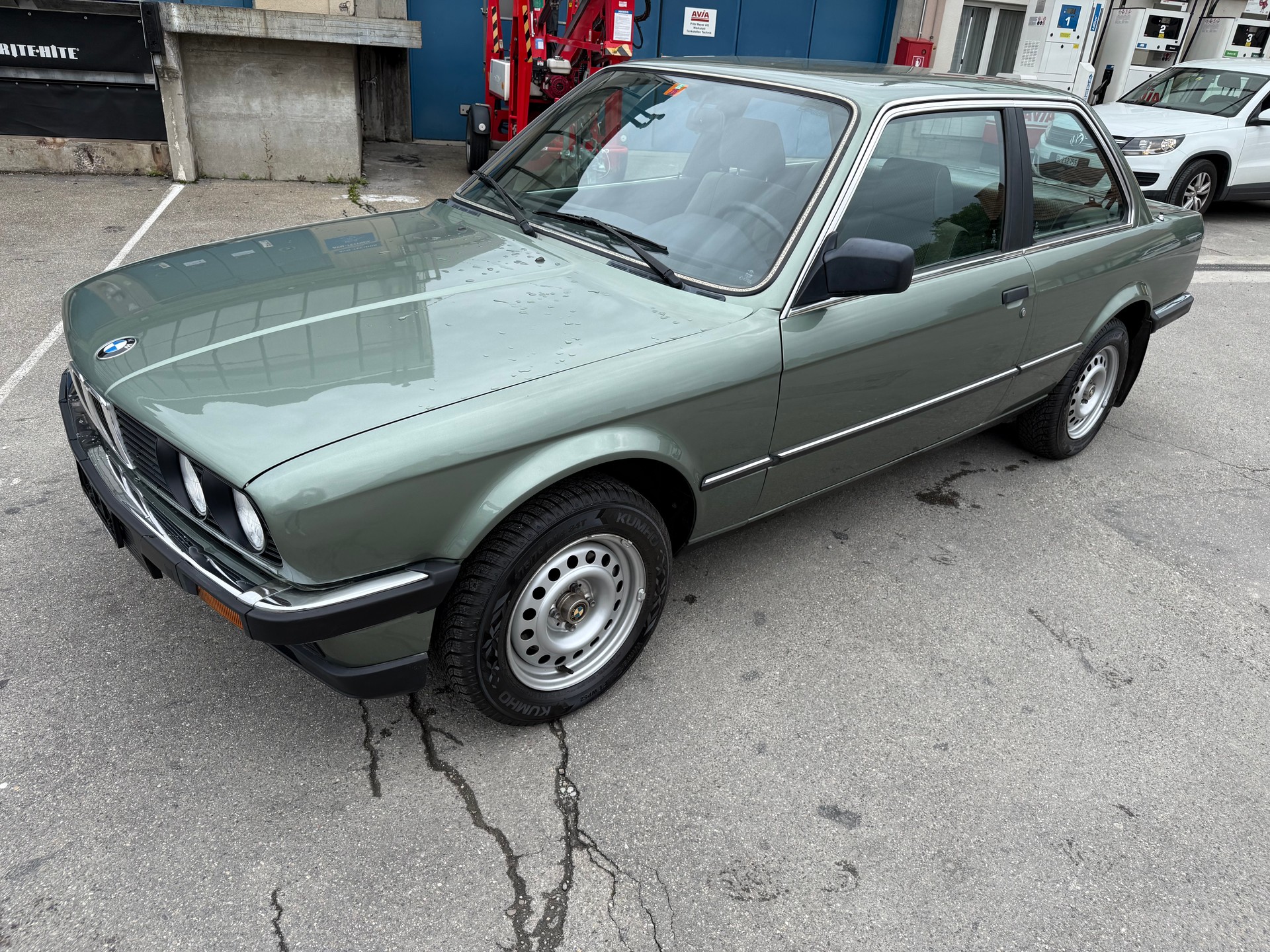 BMW 320i-image-1