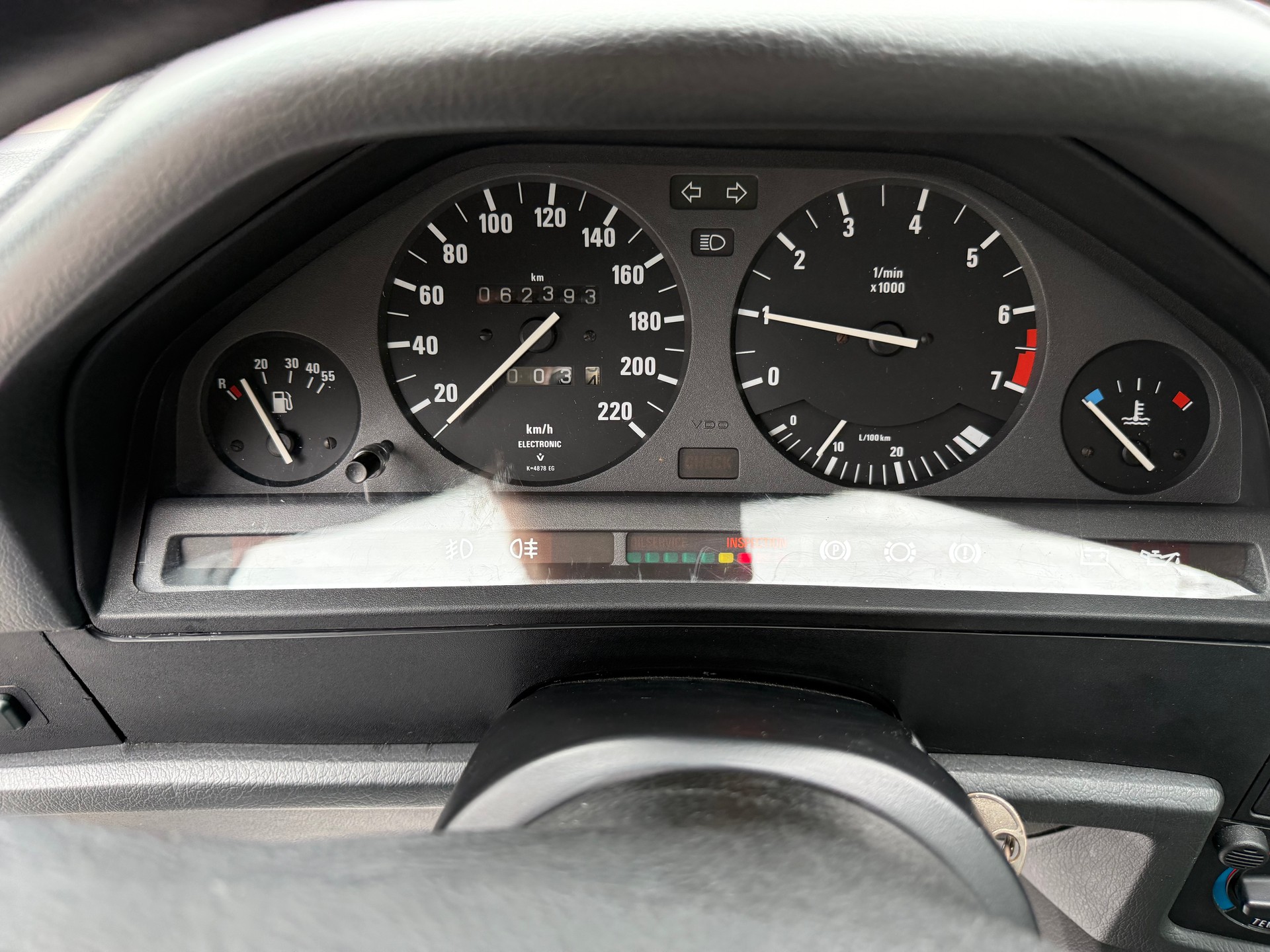 BMW 320i-image-9