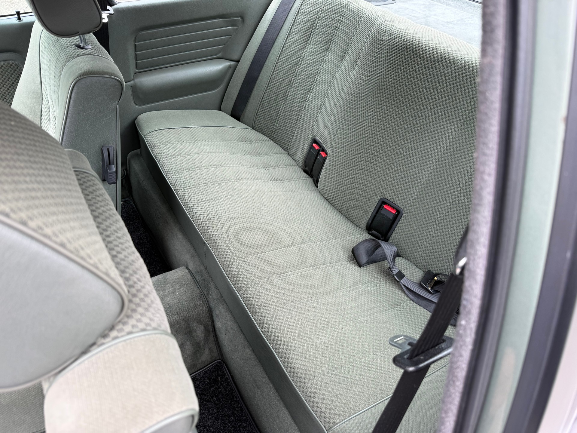 BMW 320i-image-7