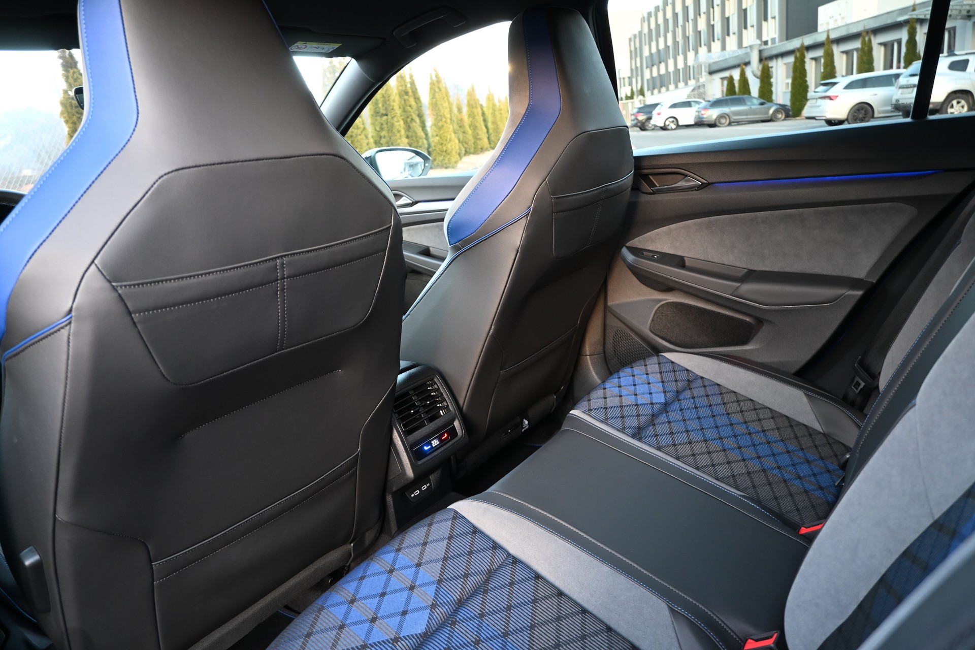 VW Golf 2.0 TSI R DSG 4 Motion mit AKRAPOVIC AUSPUFFANLAGE sowie div mehr-image-11