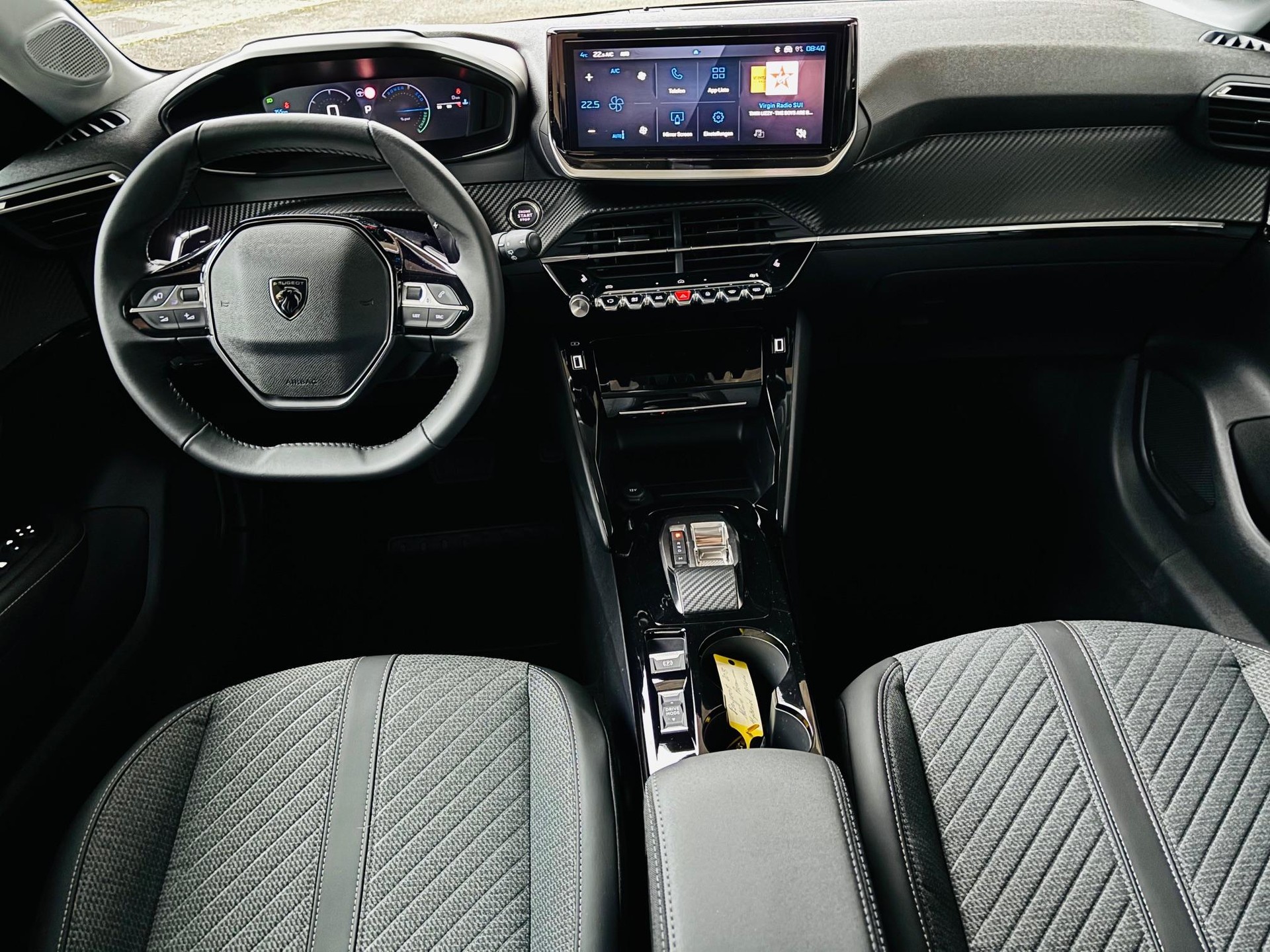PEUGEOT 208 1.2 Hybrid Allure Premium-image-6