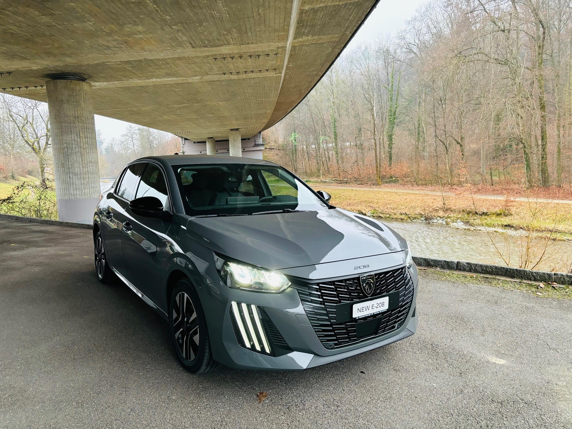 PEUGEOT 208 1.2 Hybrid Allure Premium-showroom-element-1