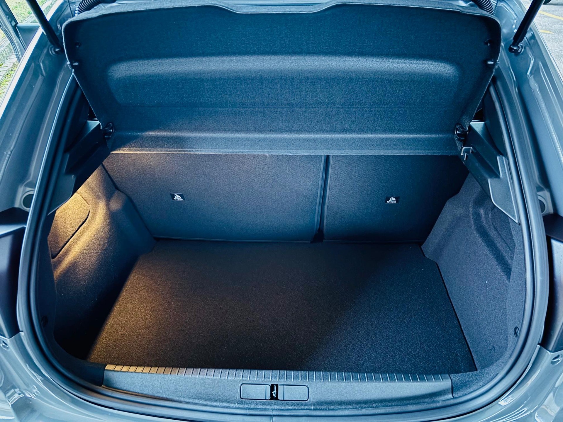 PEUGEOT 208 1.2 Hybrid Allure Premium-image-10