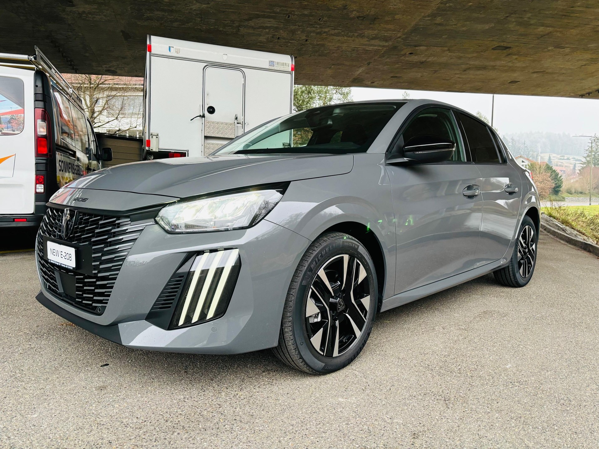 PEUGEOT 208 1.2 Hybrid Allure Premium-showroom-element-2