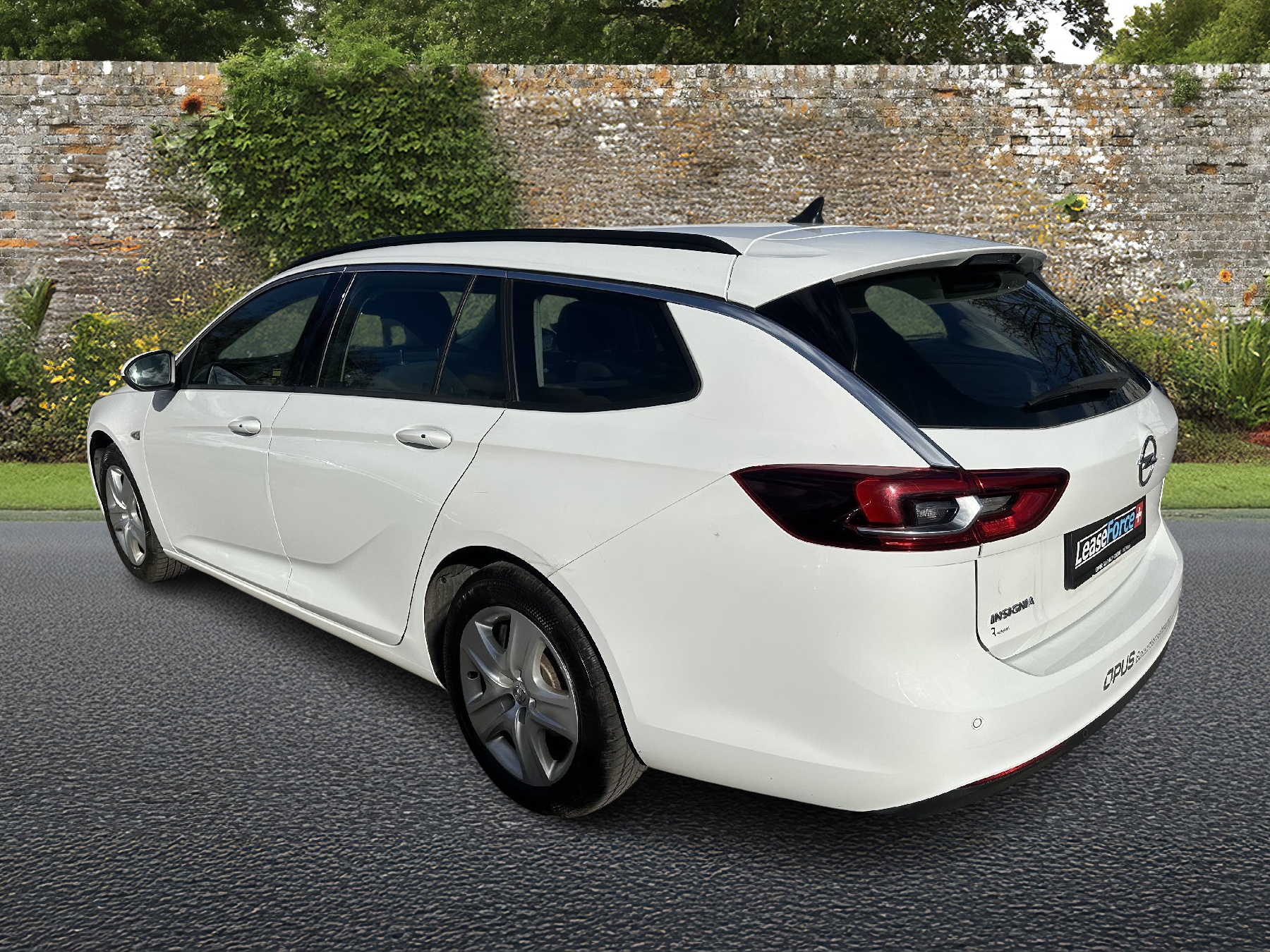 OPEL Insignia 1.6 CDTI Sports Tourer Edition Automatic-image-2
