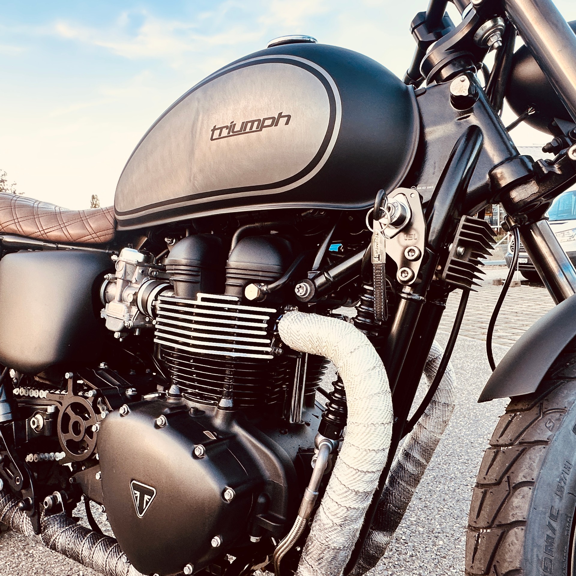 TRIUMPH Bonneville 900 i T 100-image-1