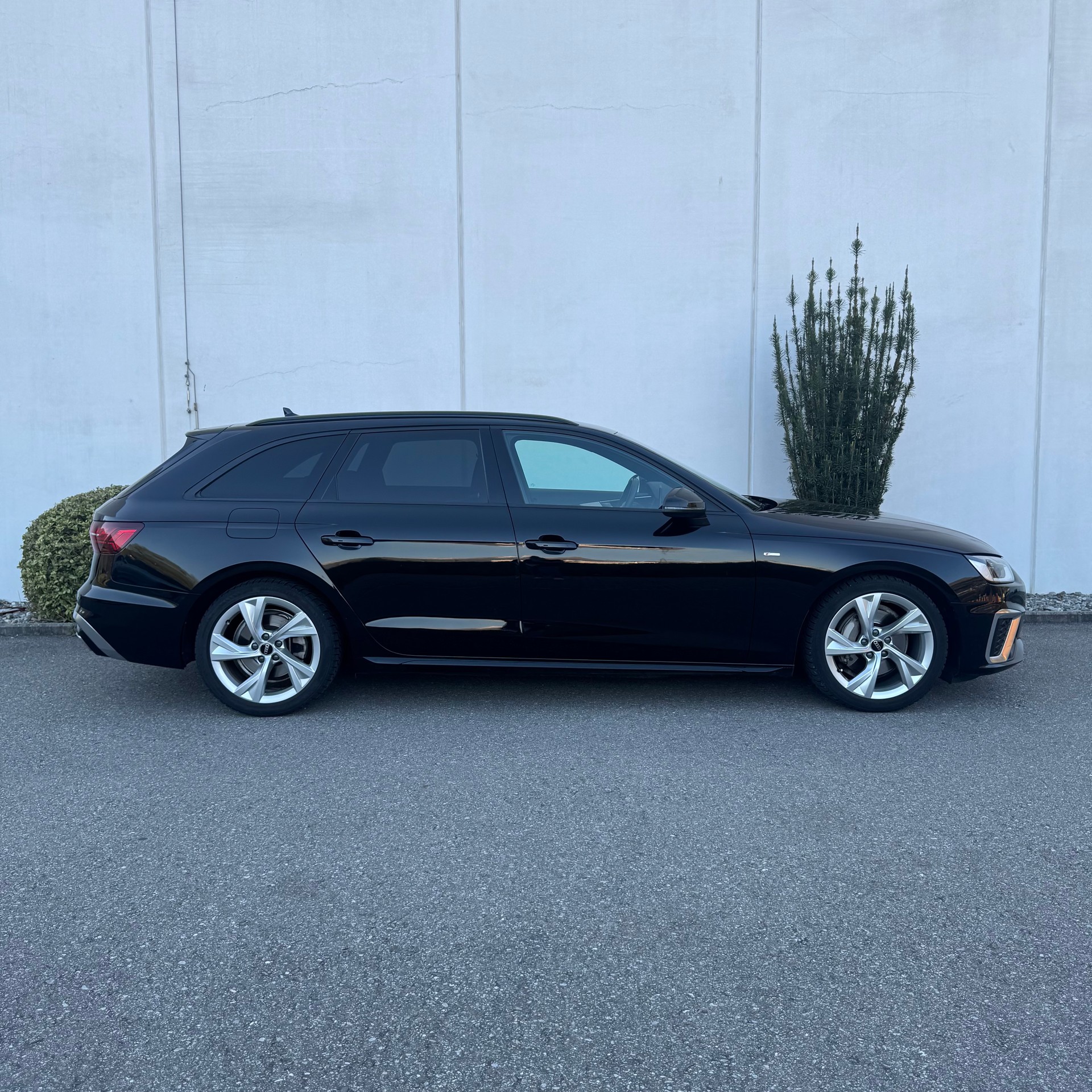 AUDI A4 Avant 40 TDI S line quattro S-tronic-image-1