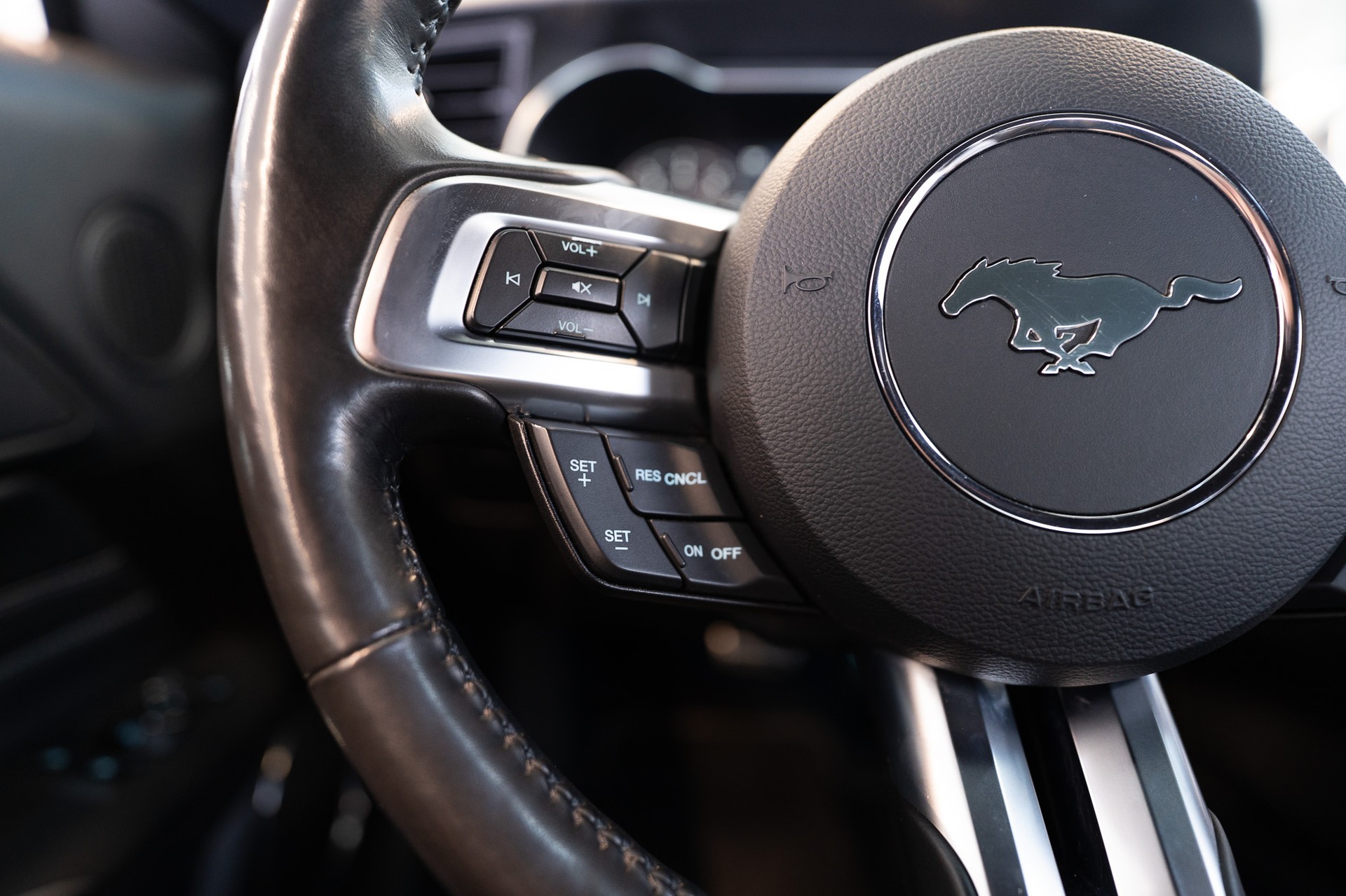 FORD Mustang Coupé 5.0 V8 Mach 1 / Leder / Navi / Rückfahrkamera /-image-24