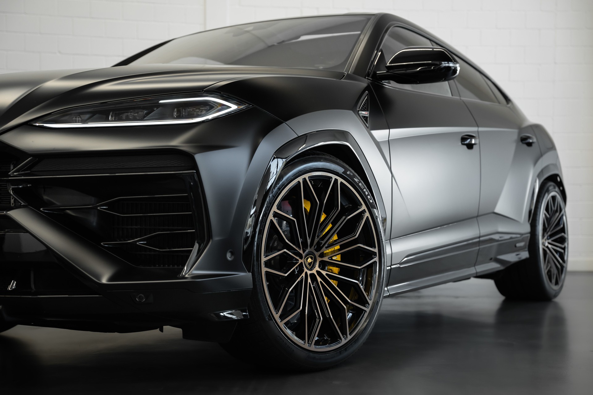 LAMBORGHINI Urus SE-showroom-element-3