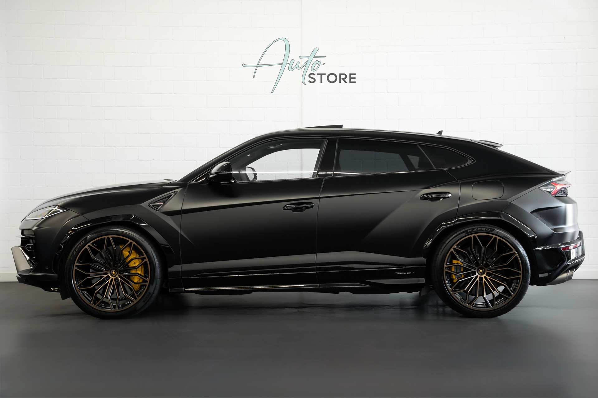 LAMBORGHINI Urus SE-showroom-element-2