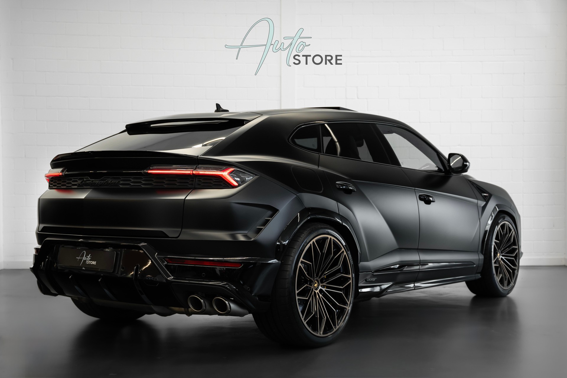 LAMBORGHINI Urus SE-showroom-element-1