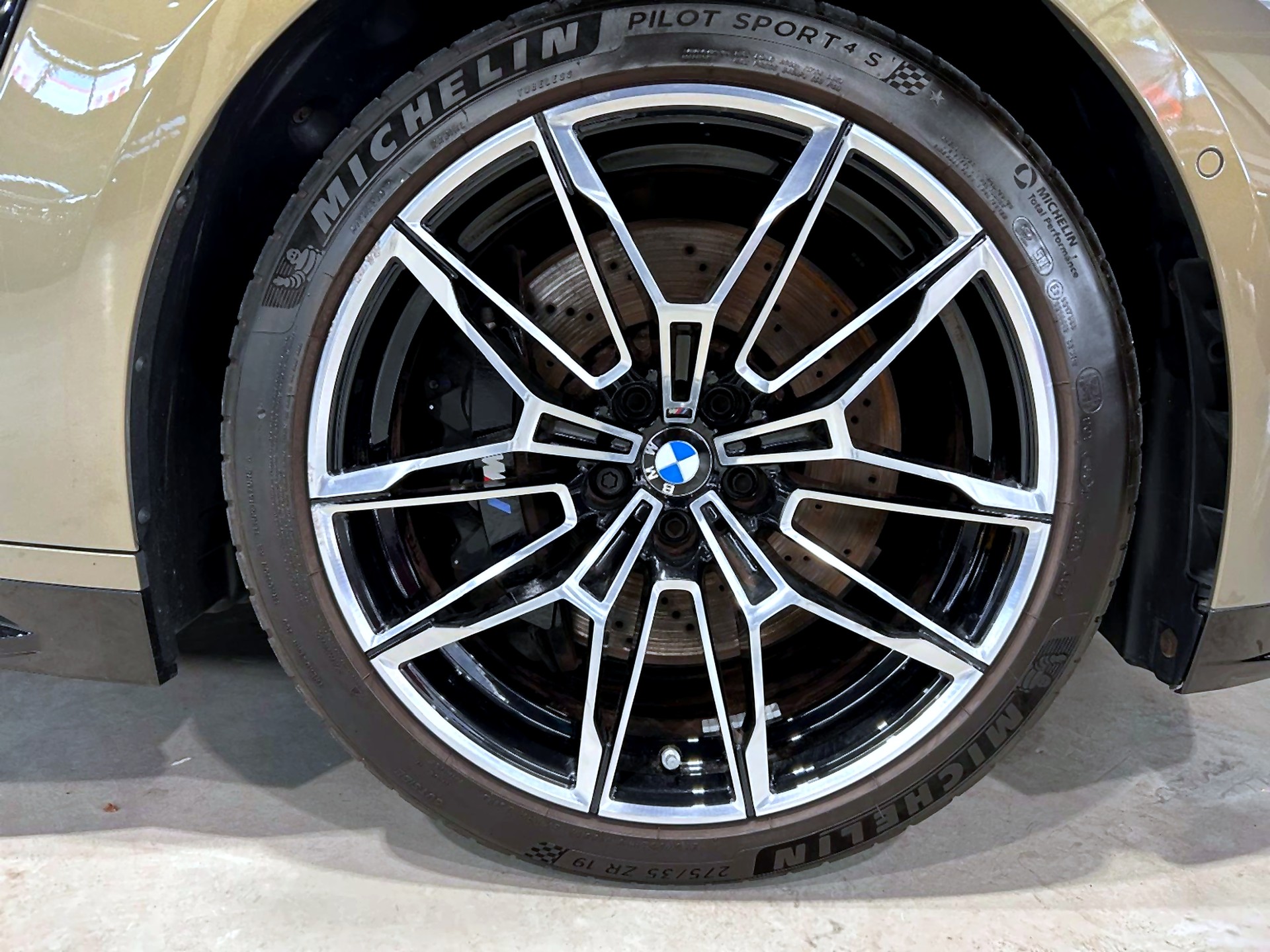 BMW M4 Competition xDrive Coupé Schalensitze SONDERLACKIERUNG-image-17