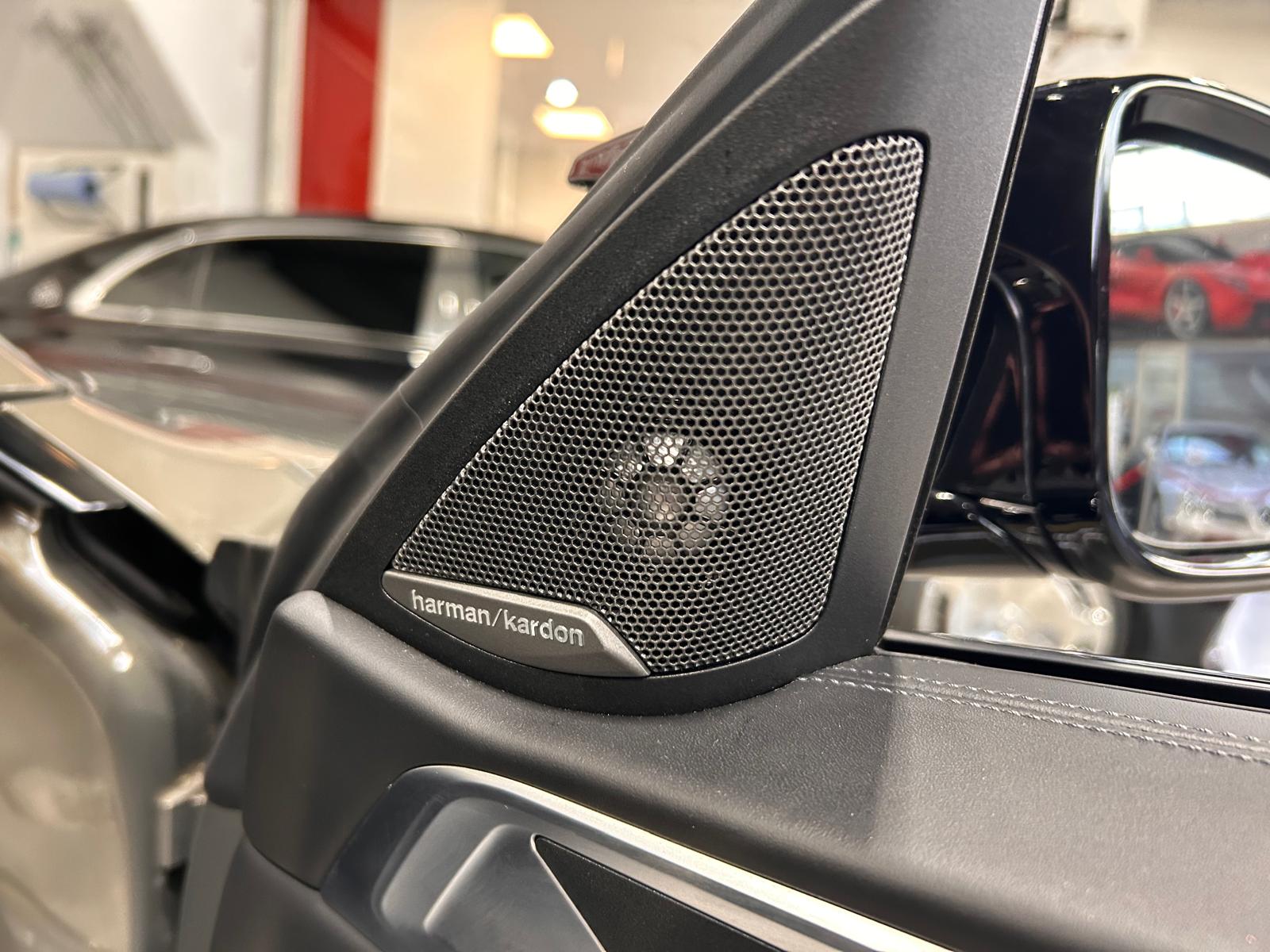 BMW M4 Competition xDrive Coupé Schalensitze SONDERLACKIERUNG-image-24