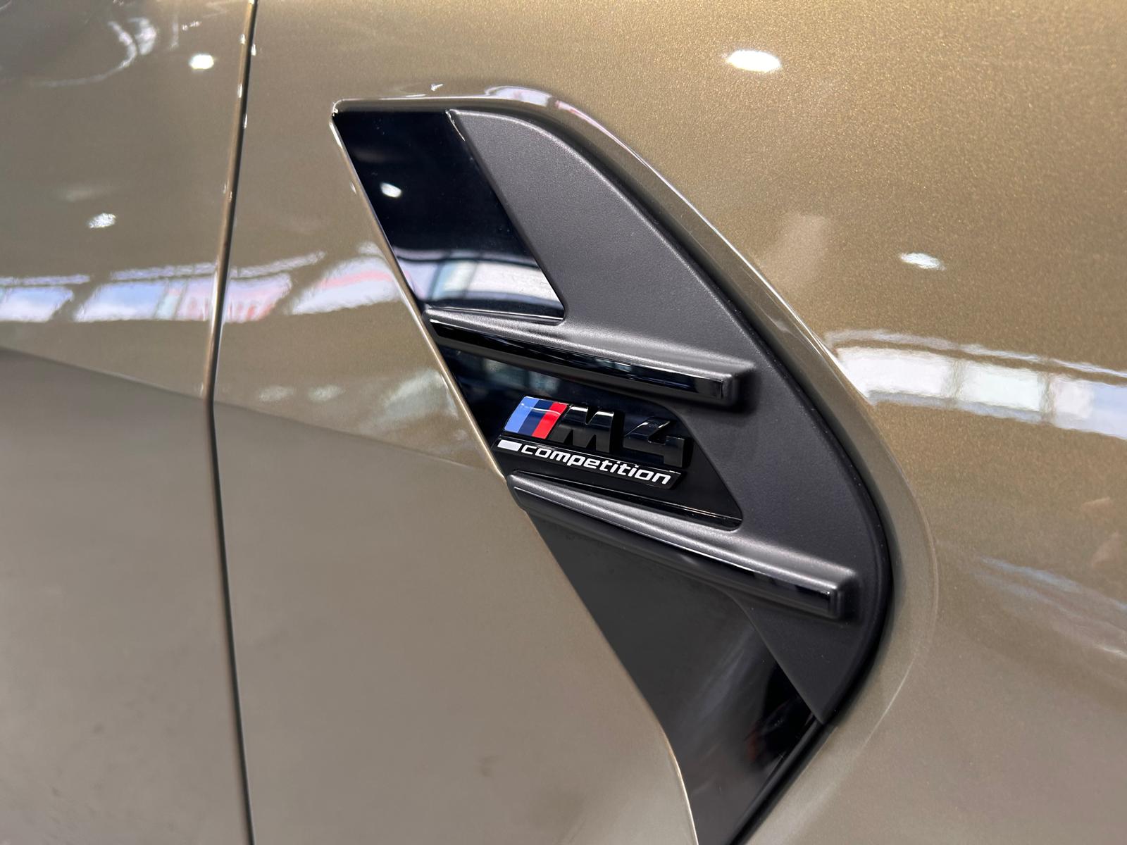 BMW M4 Competition xDrive Coupé Schalensitze SONDERLACKIERUNG-image-27