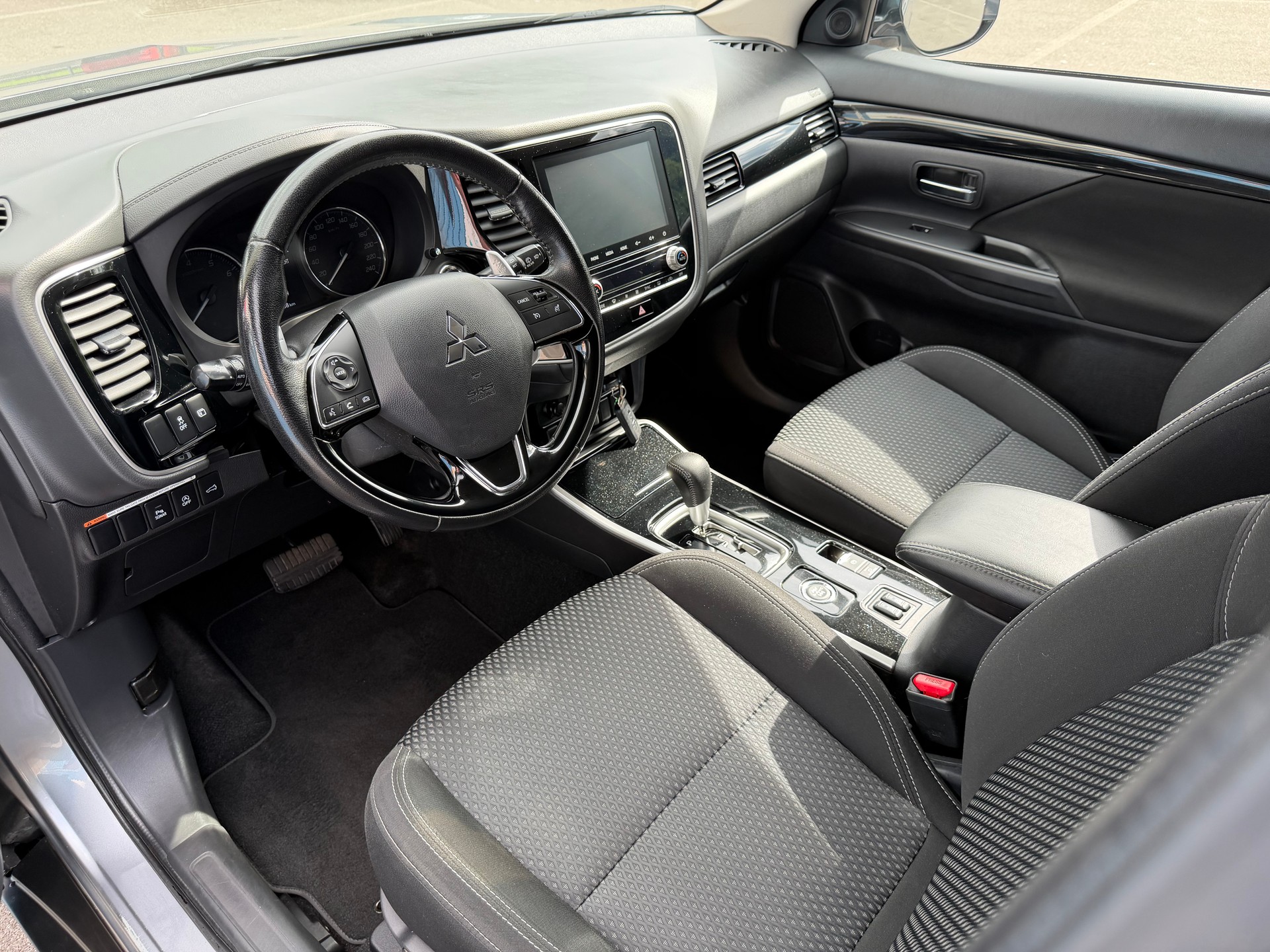 MITSUBISHI Outlander 2.0 Value 4WD CVT-image-4