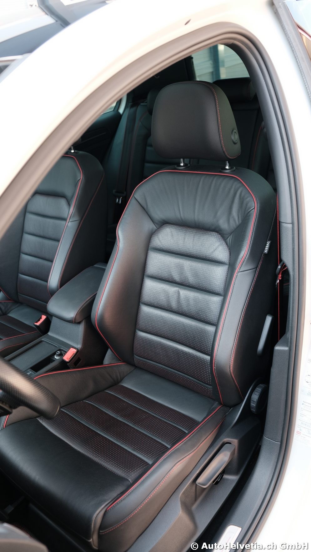 VW Golf 2.0 TSI GTI TCR - DSG-image-16
