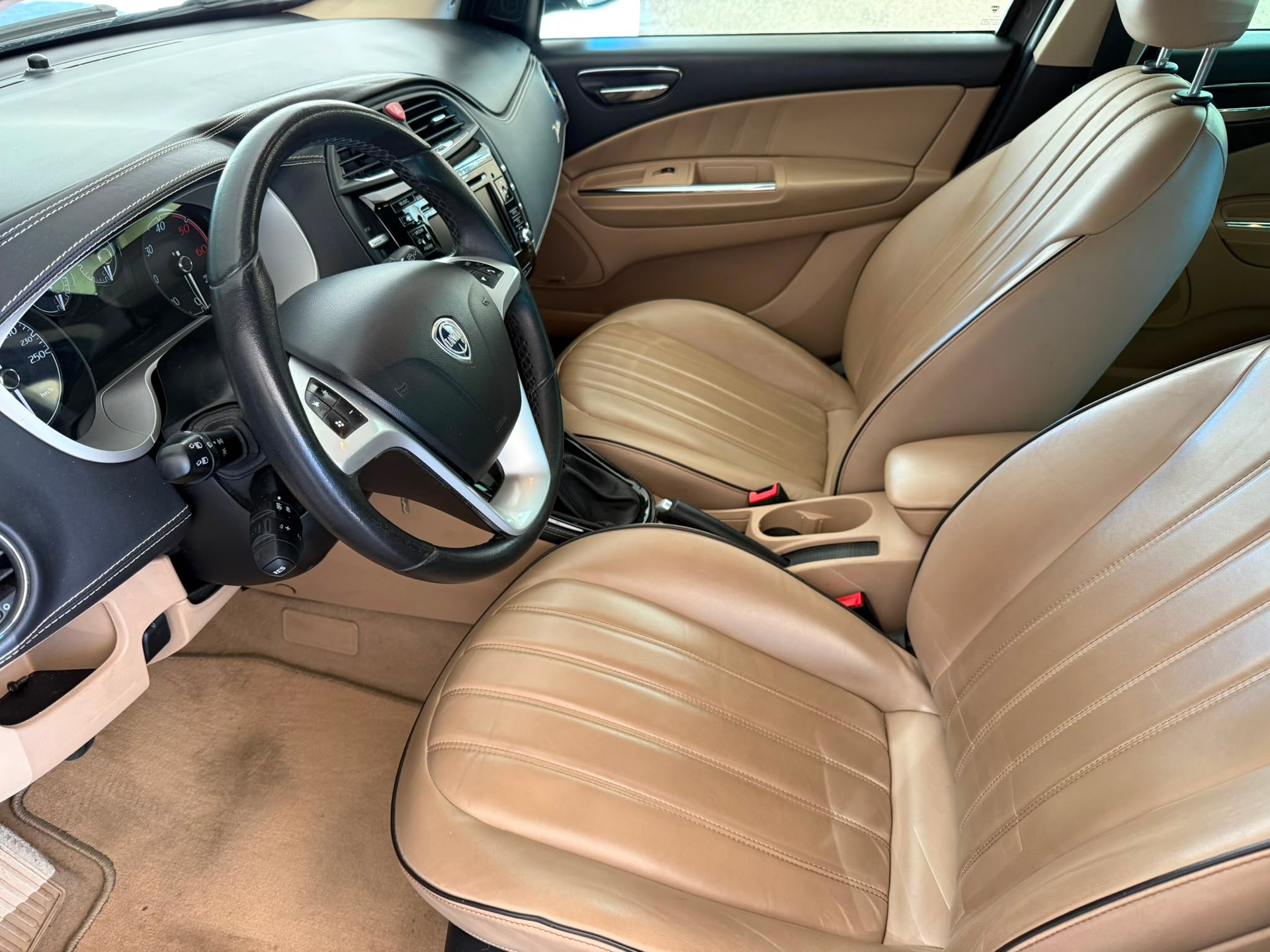 LANCIA Delta 1.9 16V D-Multijet TT Executive-image-8