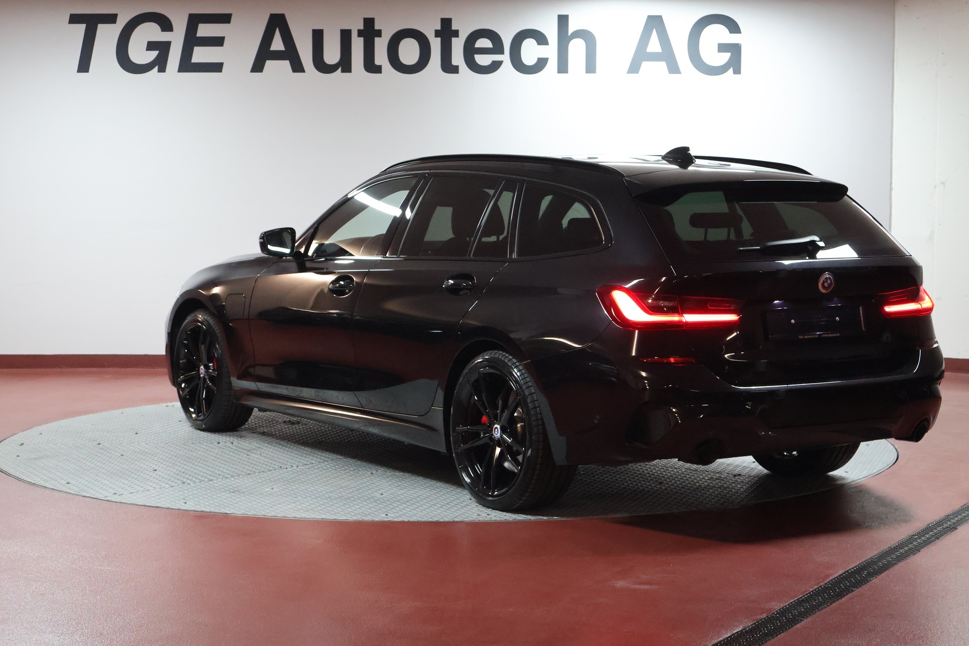 BMW 330e x DriveTouring M Sport Steptronic-image-18