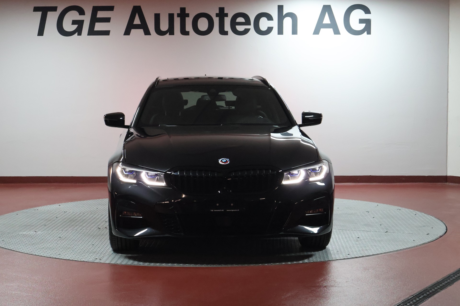 BMW 330e x DriveTouring M Sport Steptronic-showroom-element-1