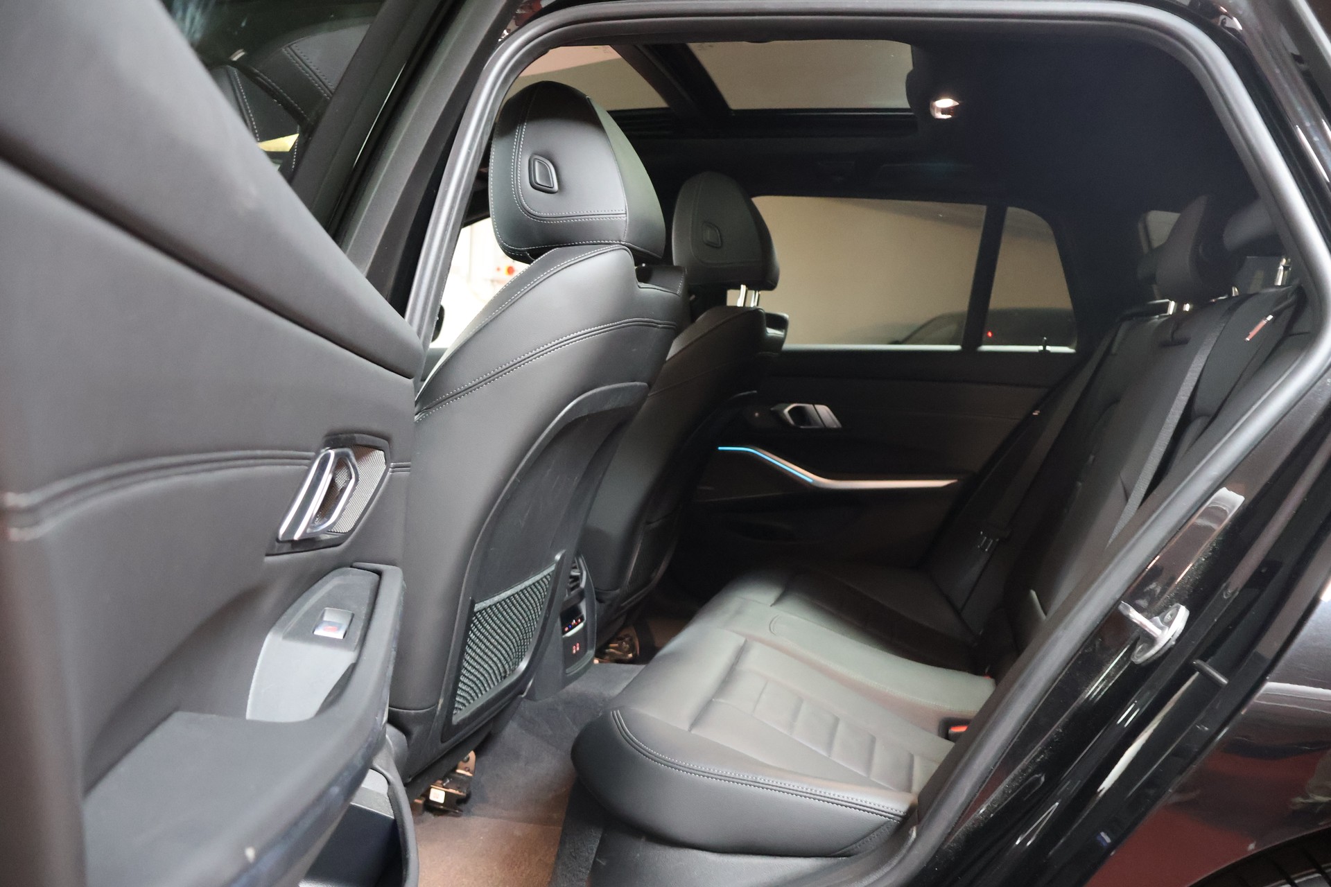 BMW 330e x DriveTouring M Sport Steptronic-image-12