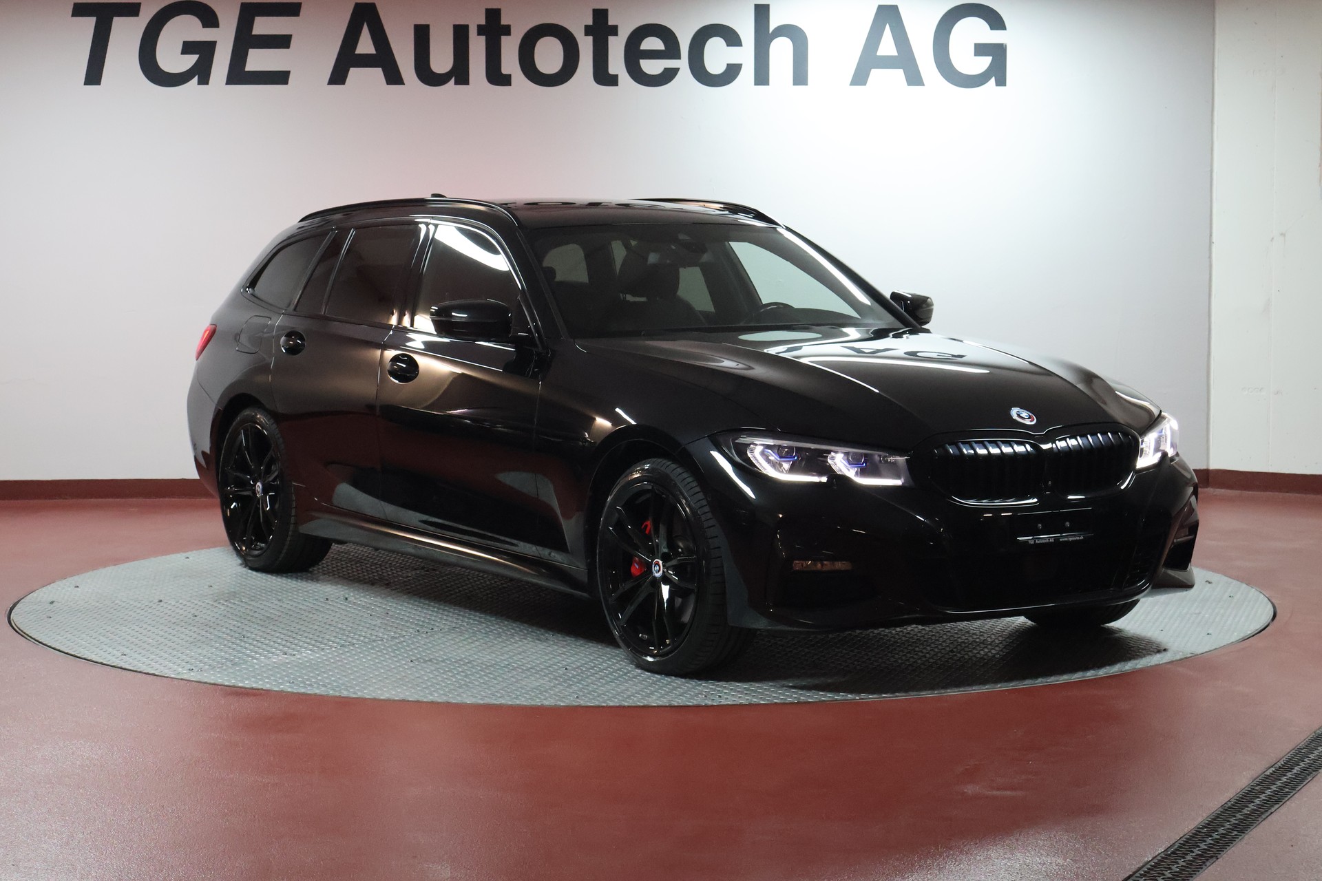 BMW 330e x DriveTouring M Sport Steptronic-showroom-element-2