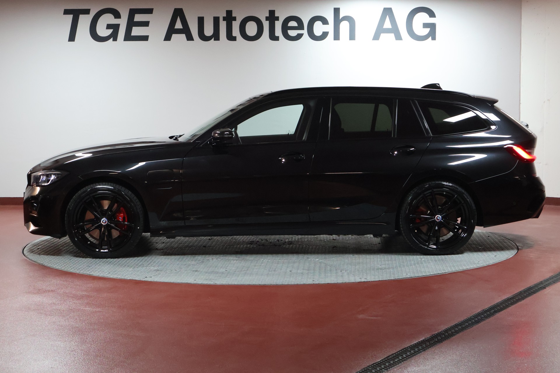 BMW 330e x DriveTouring M Sport Steptronic-showroom-element-3