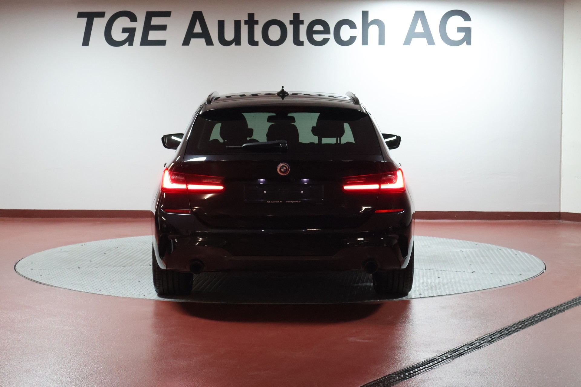 BMW 330e x DriveTouring M Sport Steptronic-image-20