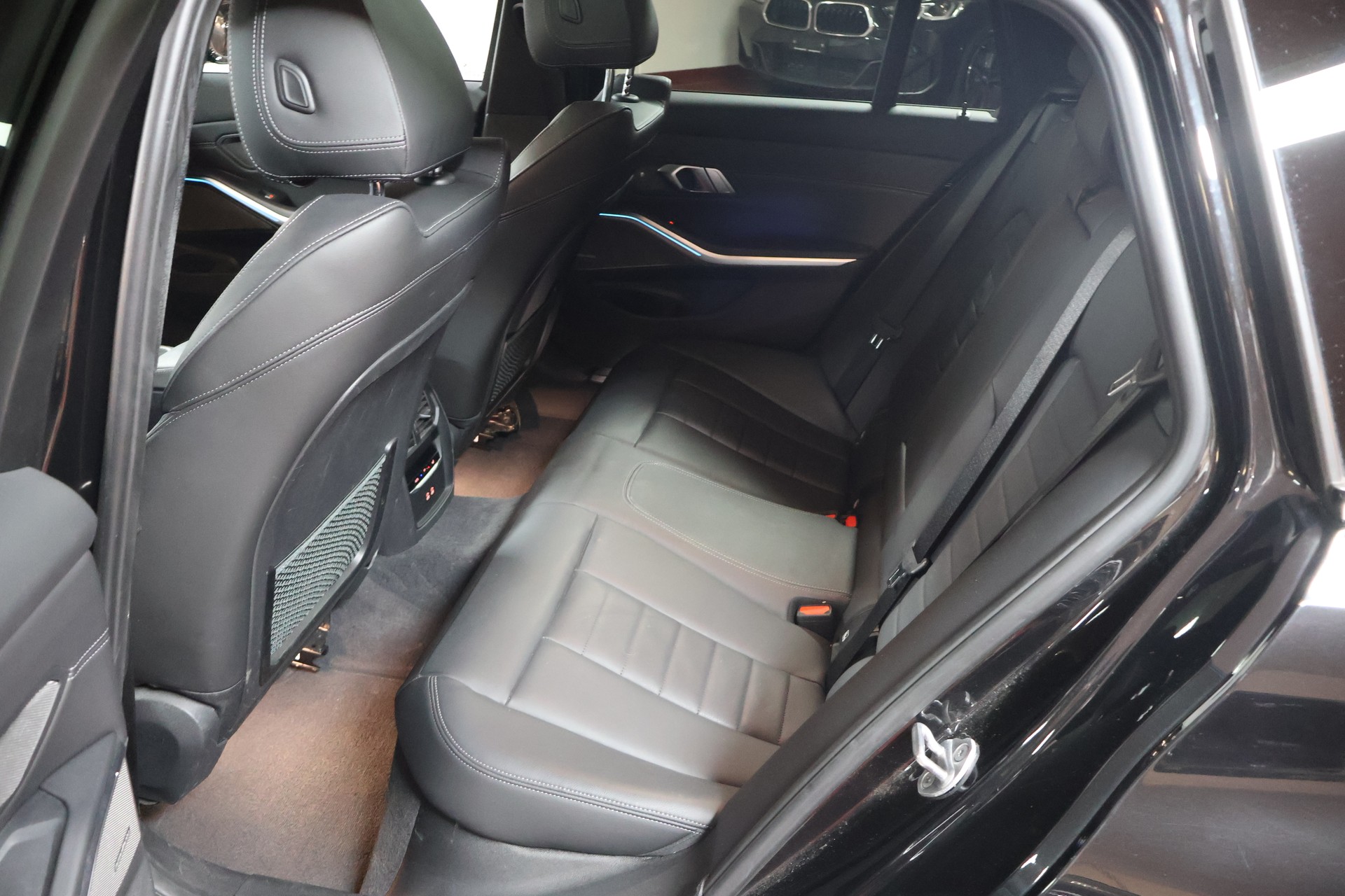 BMW 330e x DriveTouring M Sport Steptronic-image-13