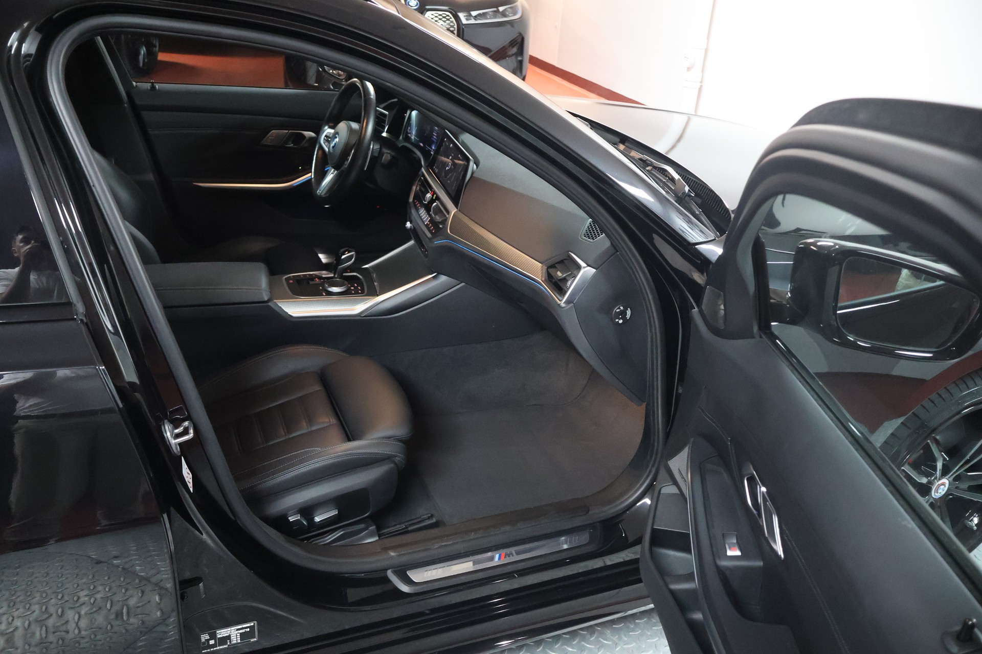 BMW 330e x DriveTouring M Sport Steptronic-image-15