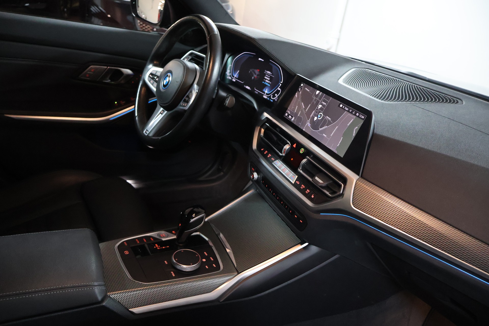 BMW 330e x DriveTouring M Sport Steptronic-image-17