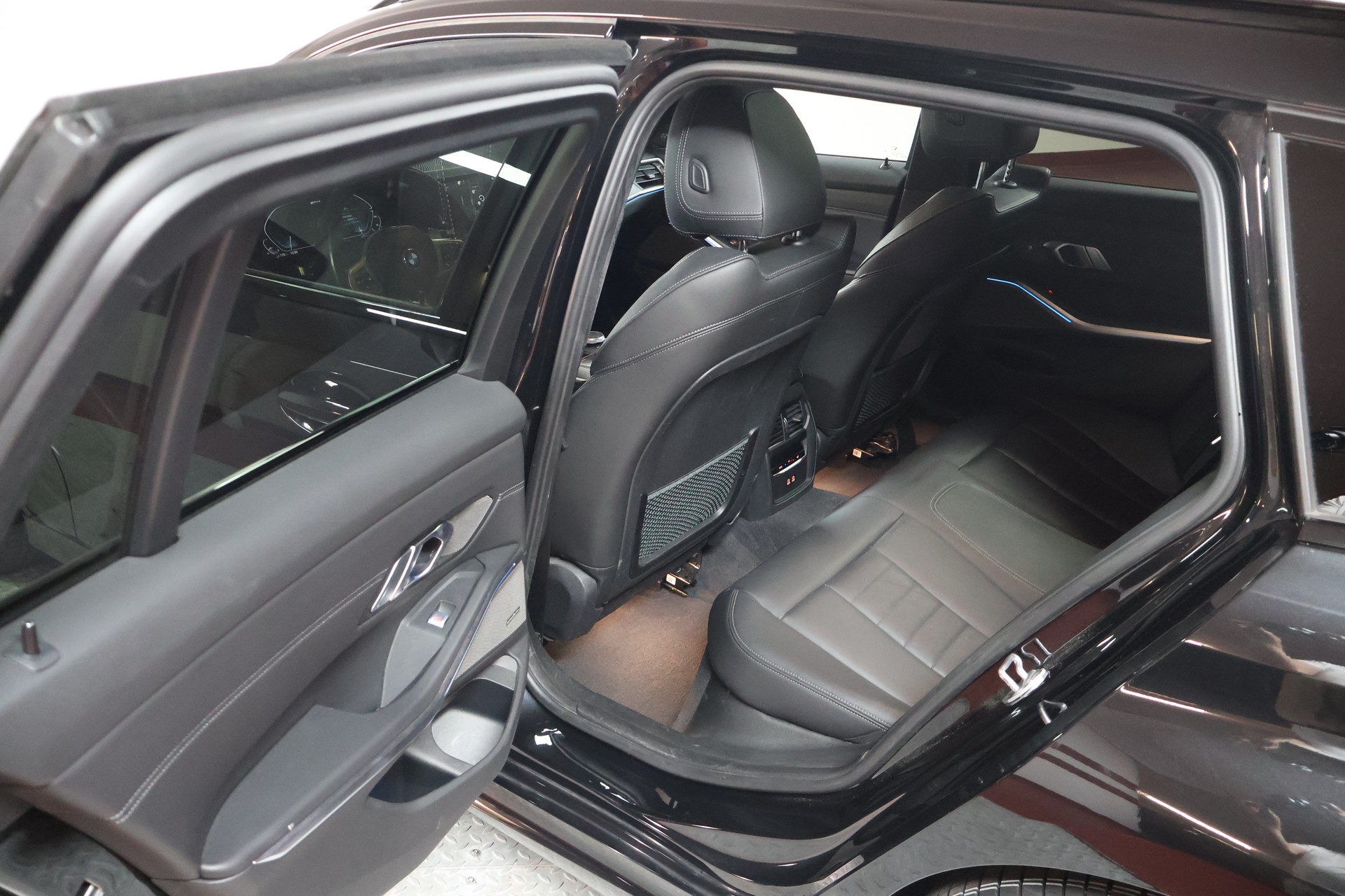 BMW 330e x DriveTouring M Sport Steptronic-image-11