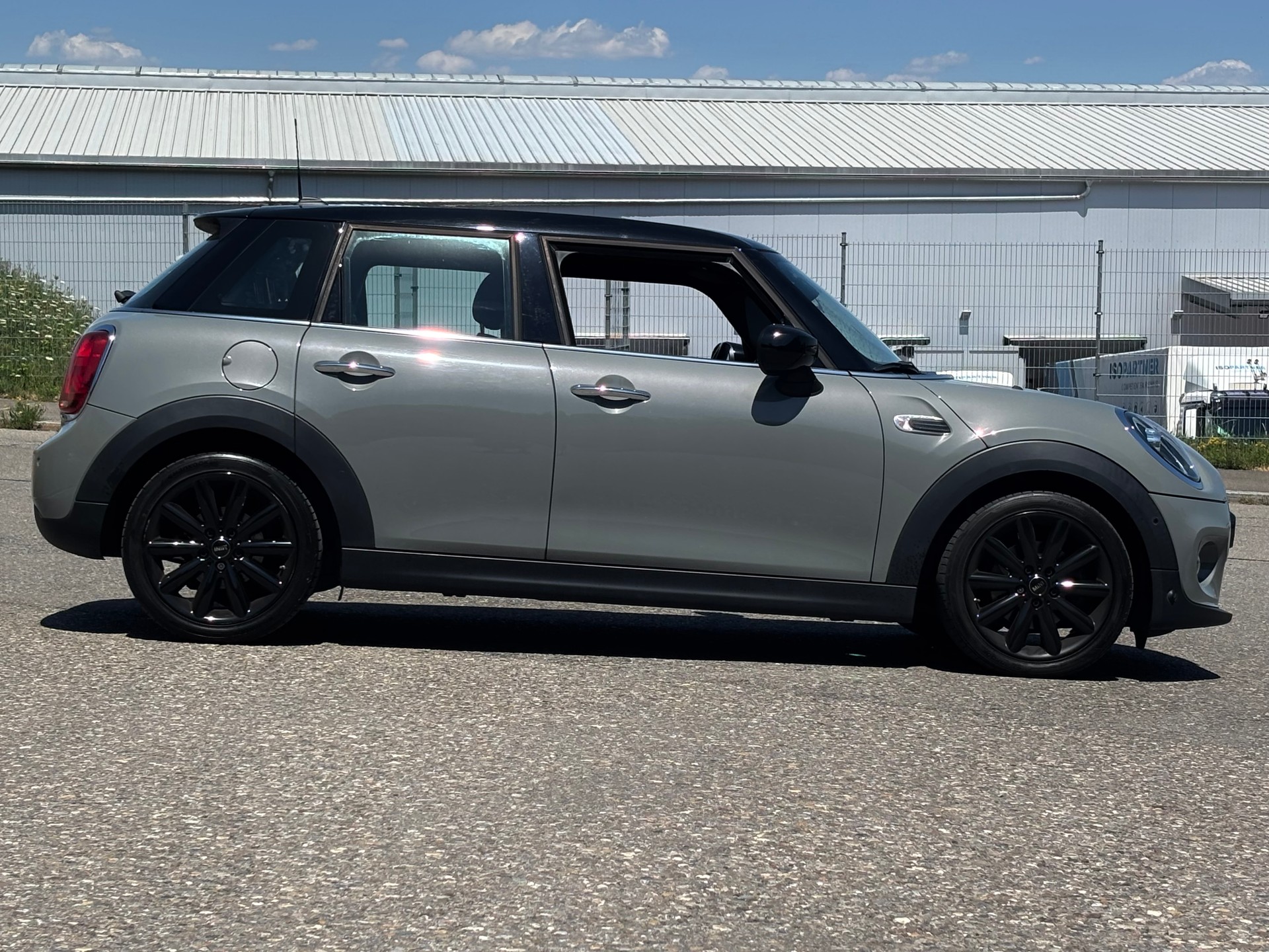 MINI Cooper Steptronic DKG 5- Doors-showroom-element-2