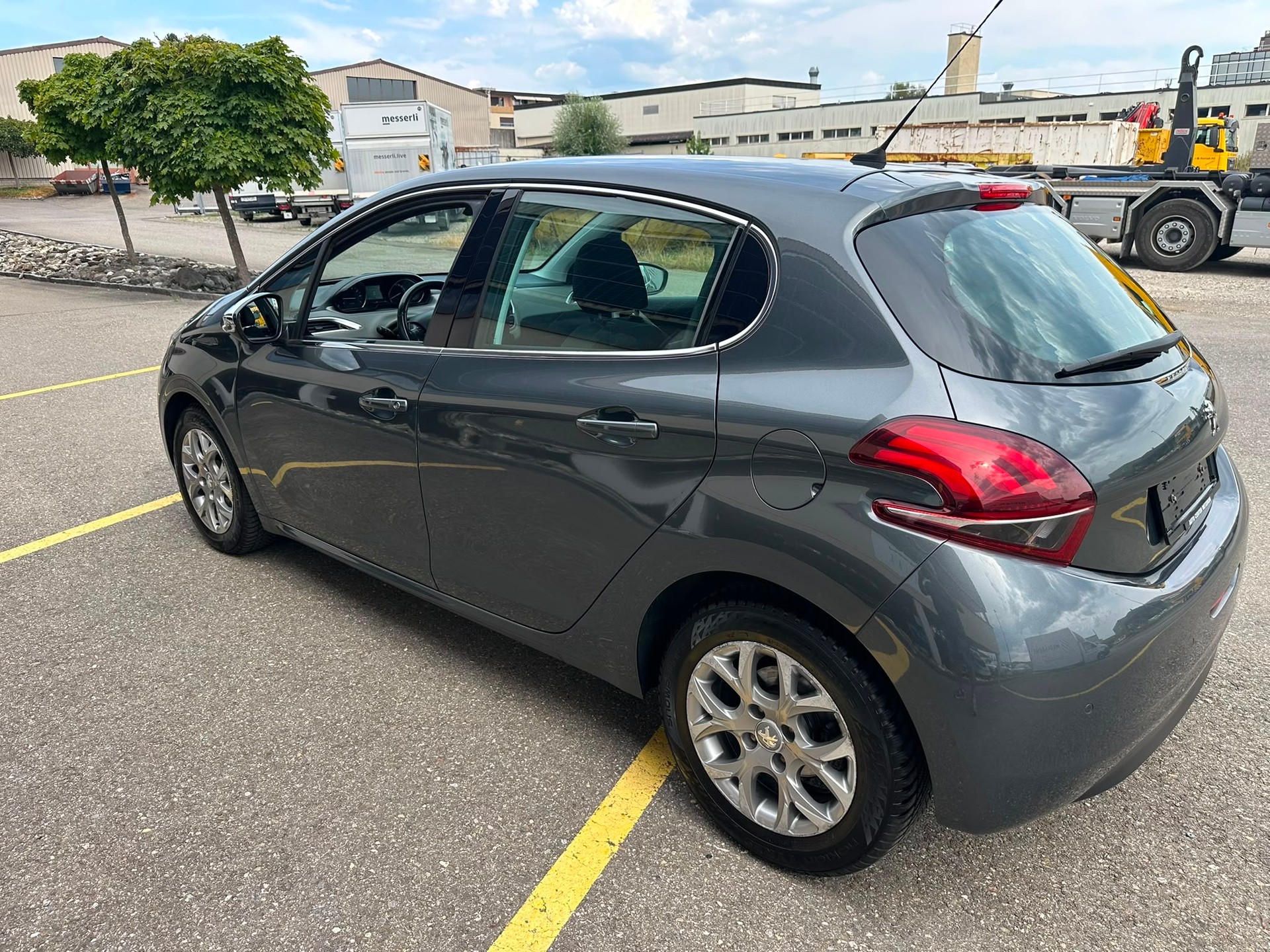 PEUGEOT 208 1.2 PureTech Active EAT6-image-5