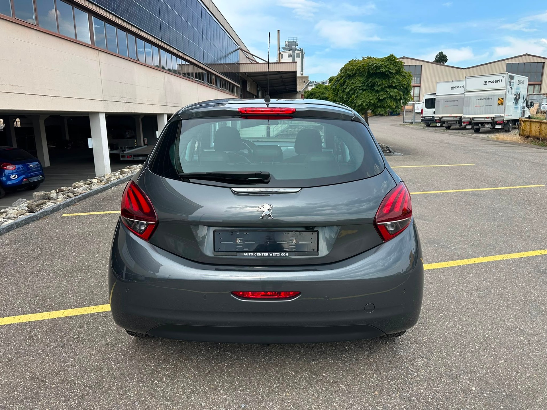 PEUGEOT 208 1.2 PureTech Active EAT6-image-4
